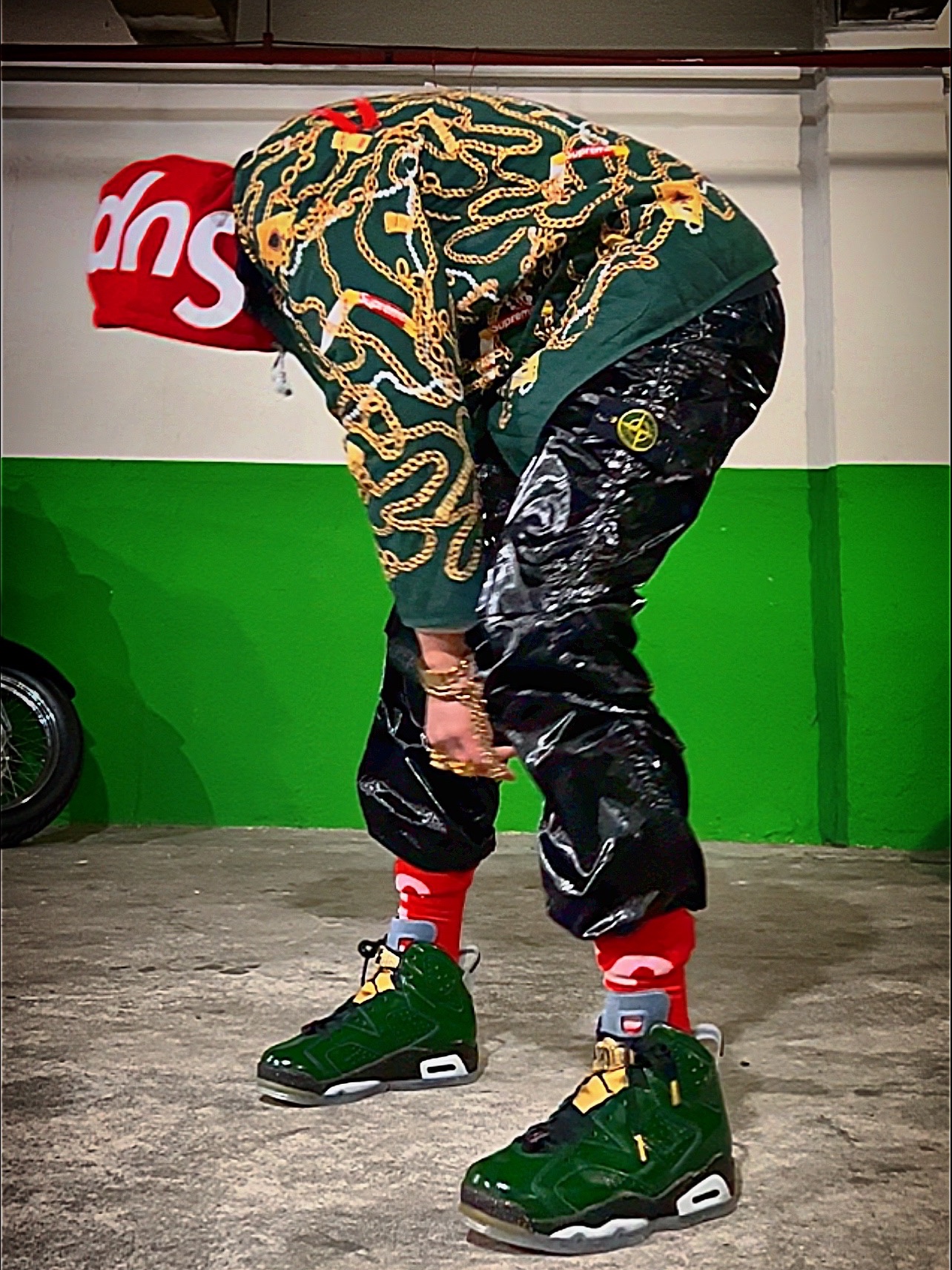 Supreme Bleed Logo S/S Top Black - 20FW, Supreme x Stone Island New Silk Light Pants Black - 19SS 착용 스타일 - 4