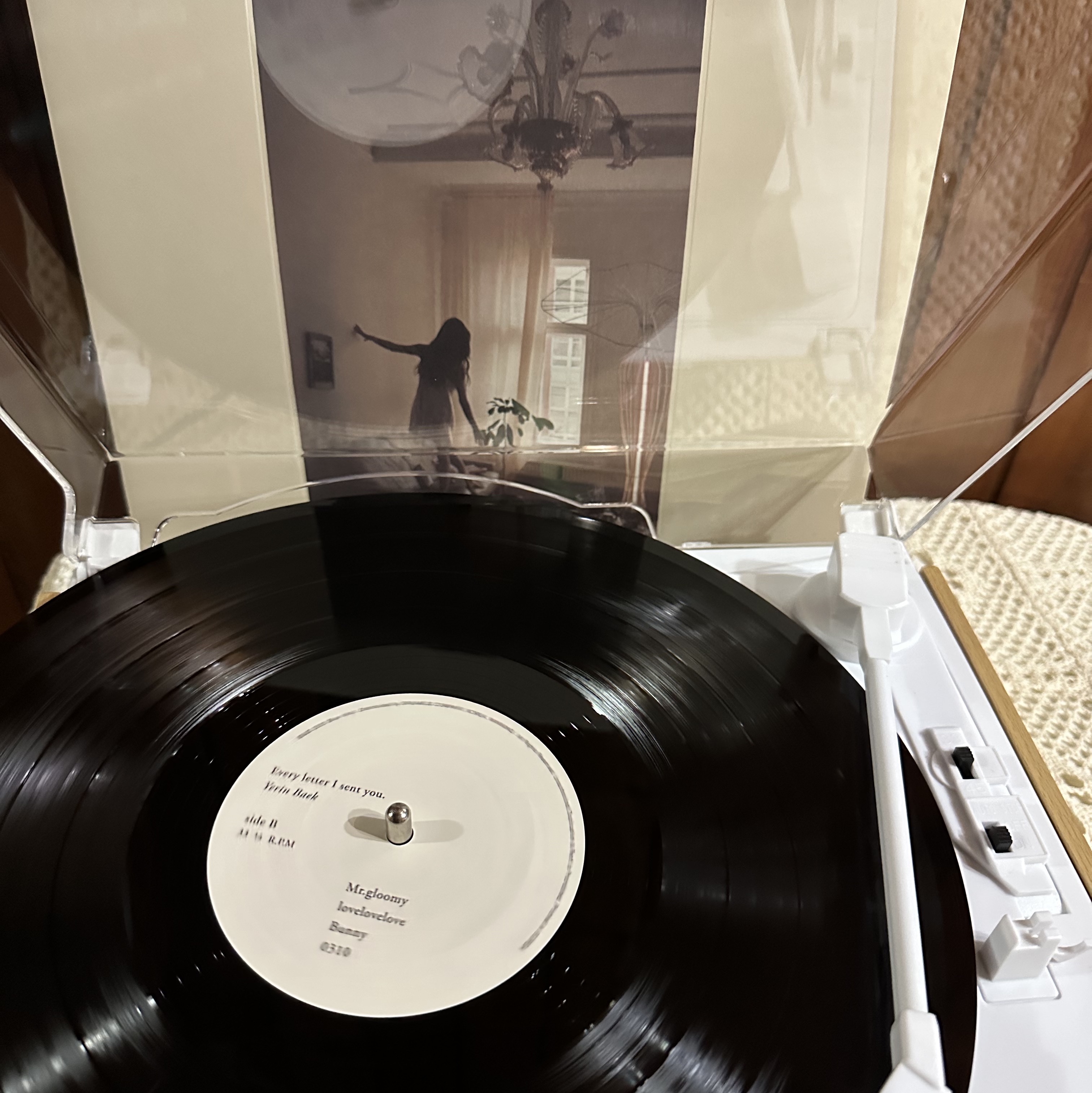 Yerin Baek 1st Album Every Letter I Sent You LP Black (2LP) 착용 스타일