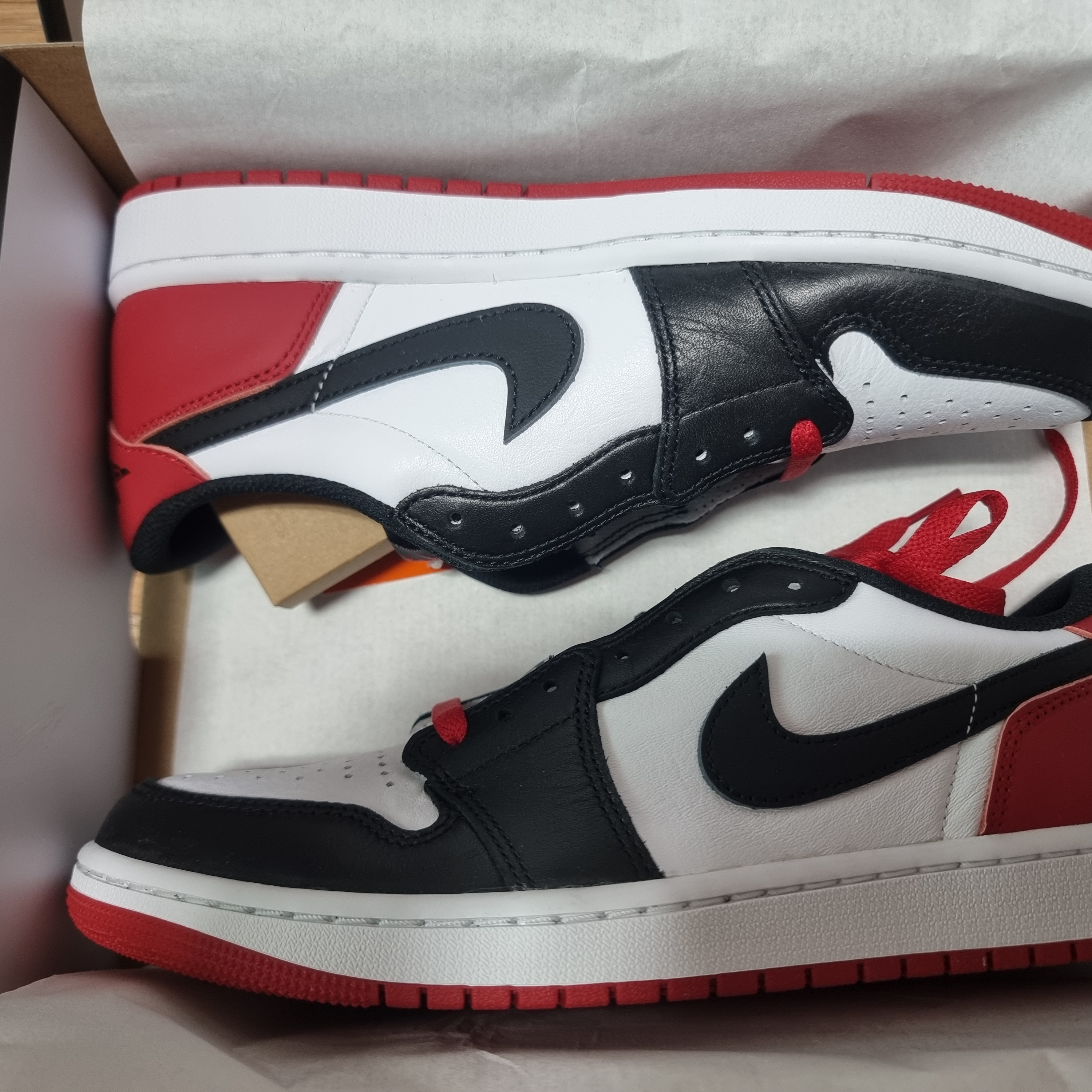 Jordan 1 Retro Low OG Black Toe 착용 스타일 - 2