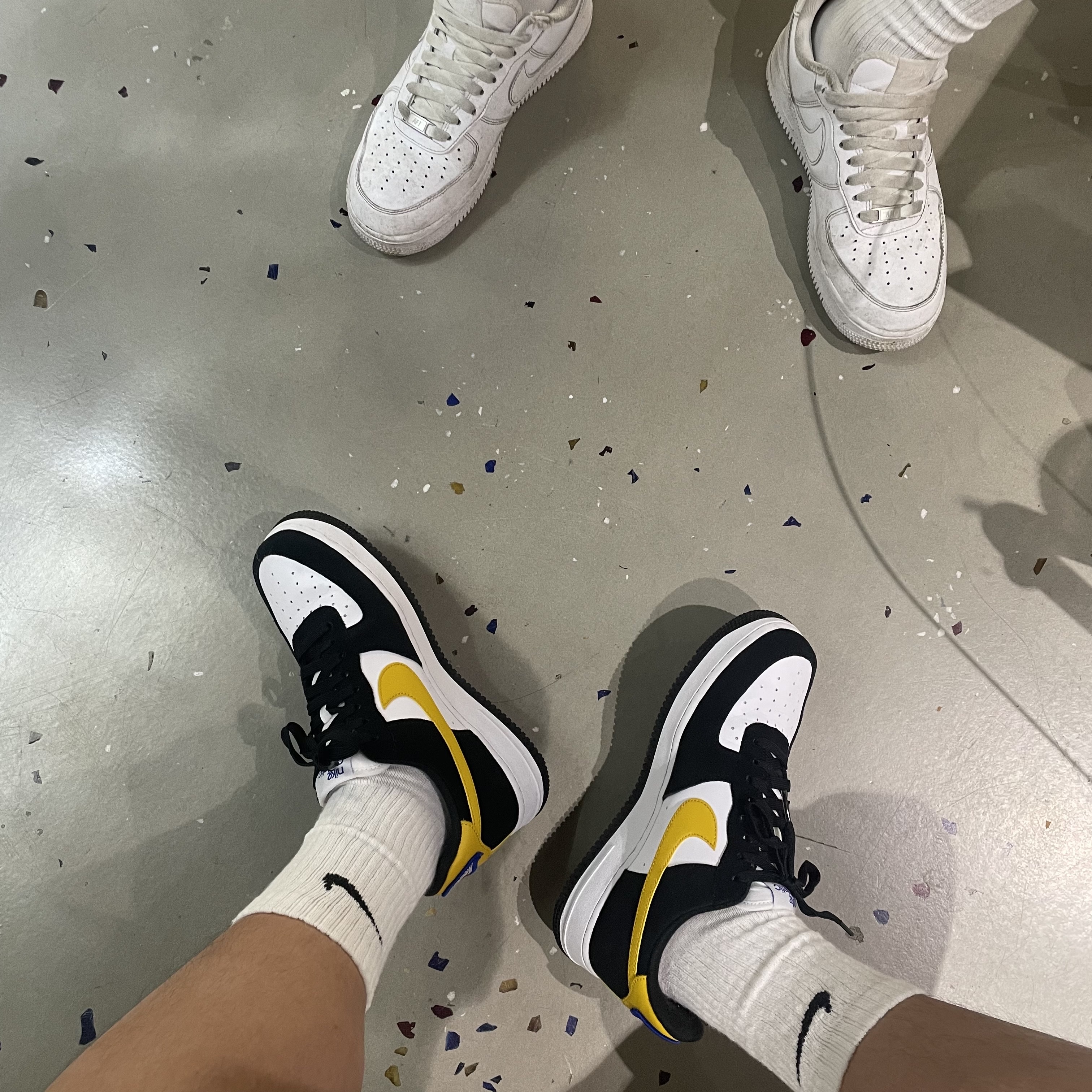 Nike Air Force 1 '07 LV8 Athletic Club Black Dark Sulfur, Nike Air Force 1 '07 Low White 착용 스타일 - 1
