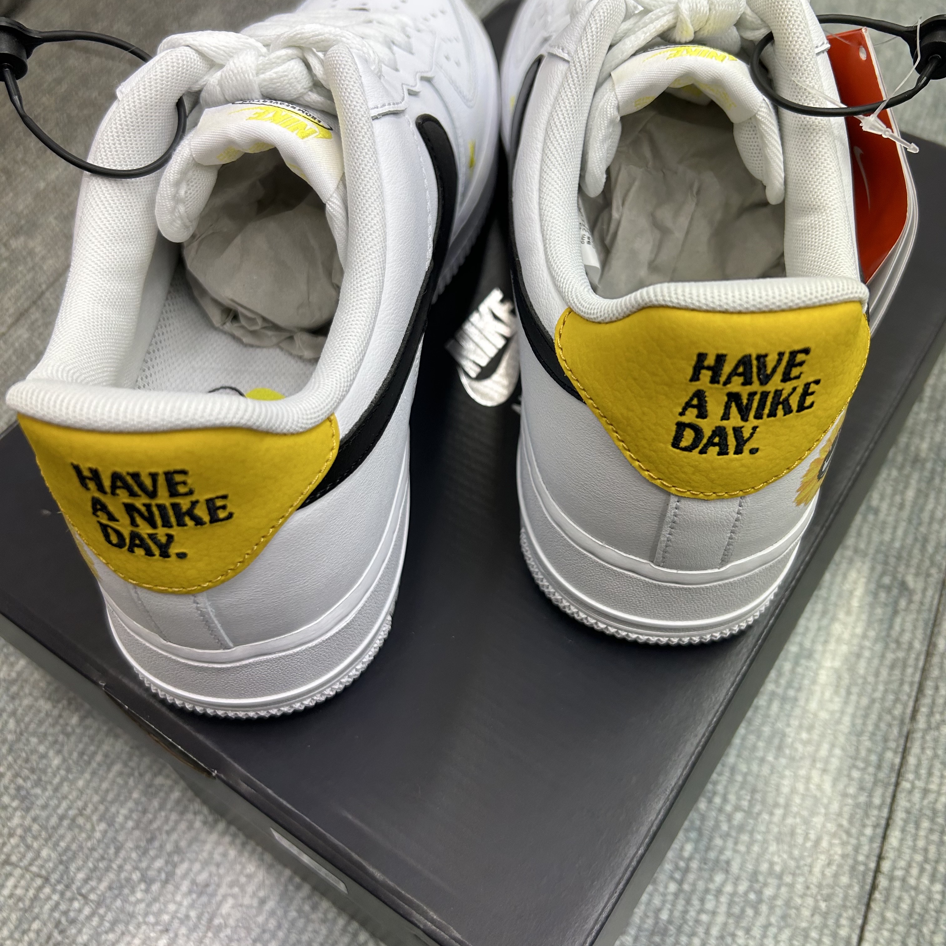 Nike Air Force 1 '07 LV8 2 Have a Nike Day 착용 스타일 - 2