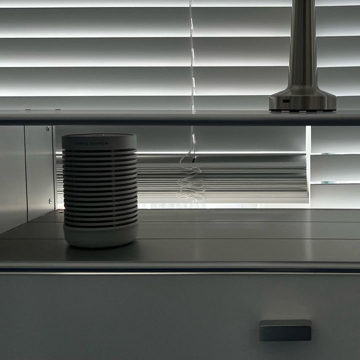 [12% 쿠폰] Bang & Olufsen Beosound Explore Grey Mist 착용 스타일