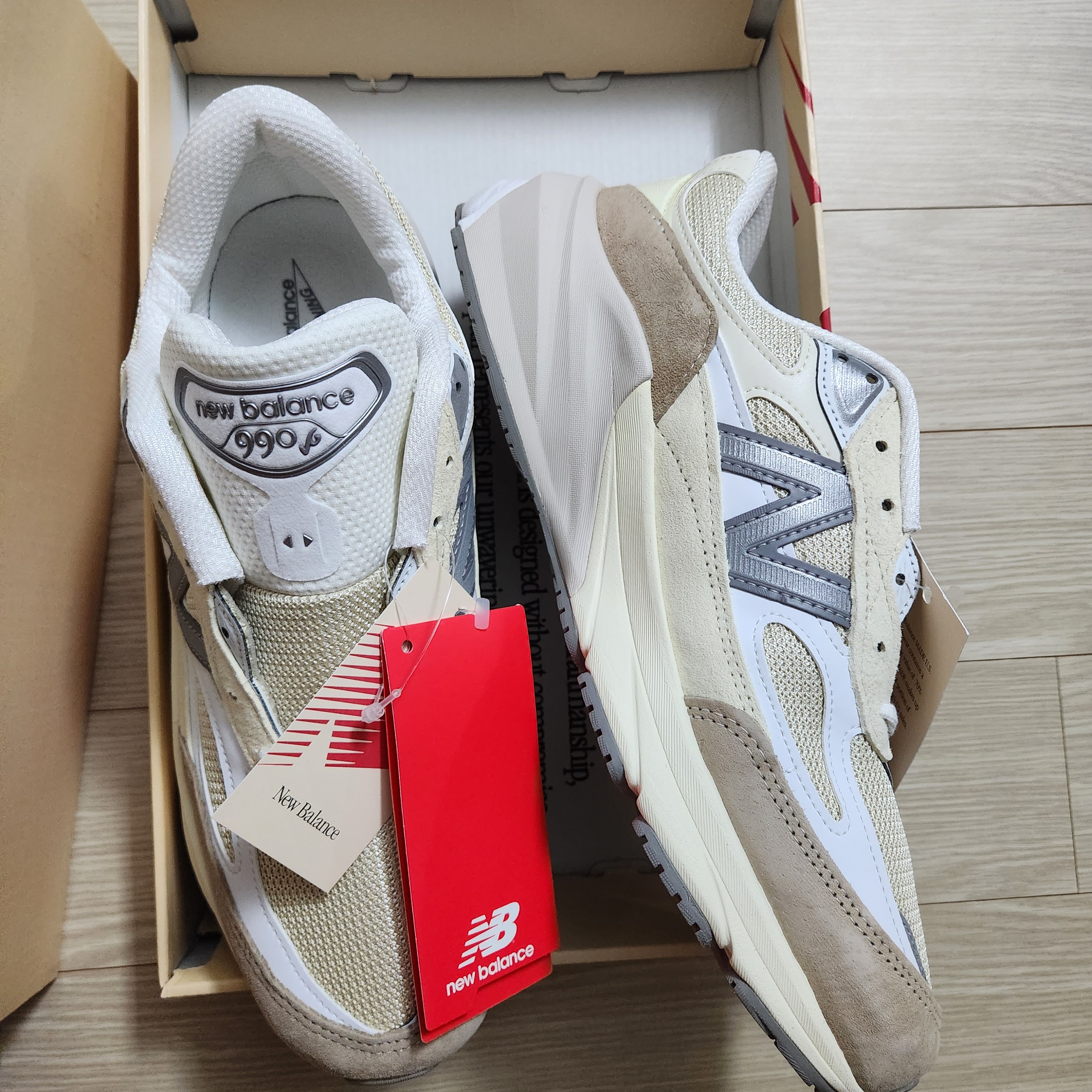 New Balance 990v6 Made in USA Cream Mindful Grey 착용 스타일