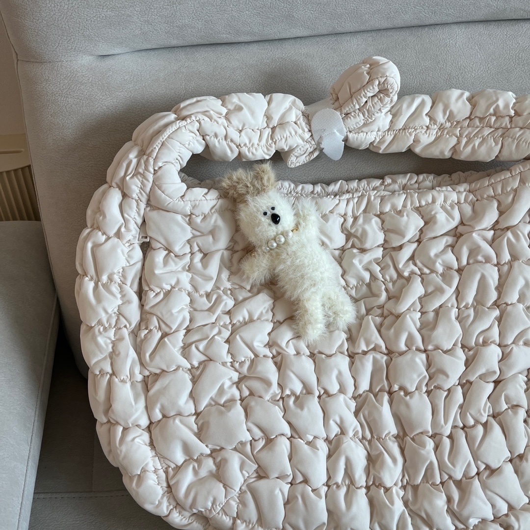 COS Quilted Oversized Shoulder Bag Off White Light Beige, Margesherwood Wood Keyring White 착용 스타일
