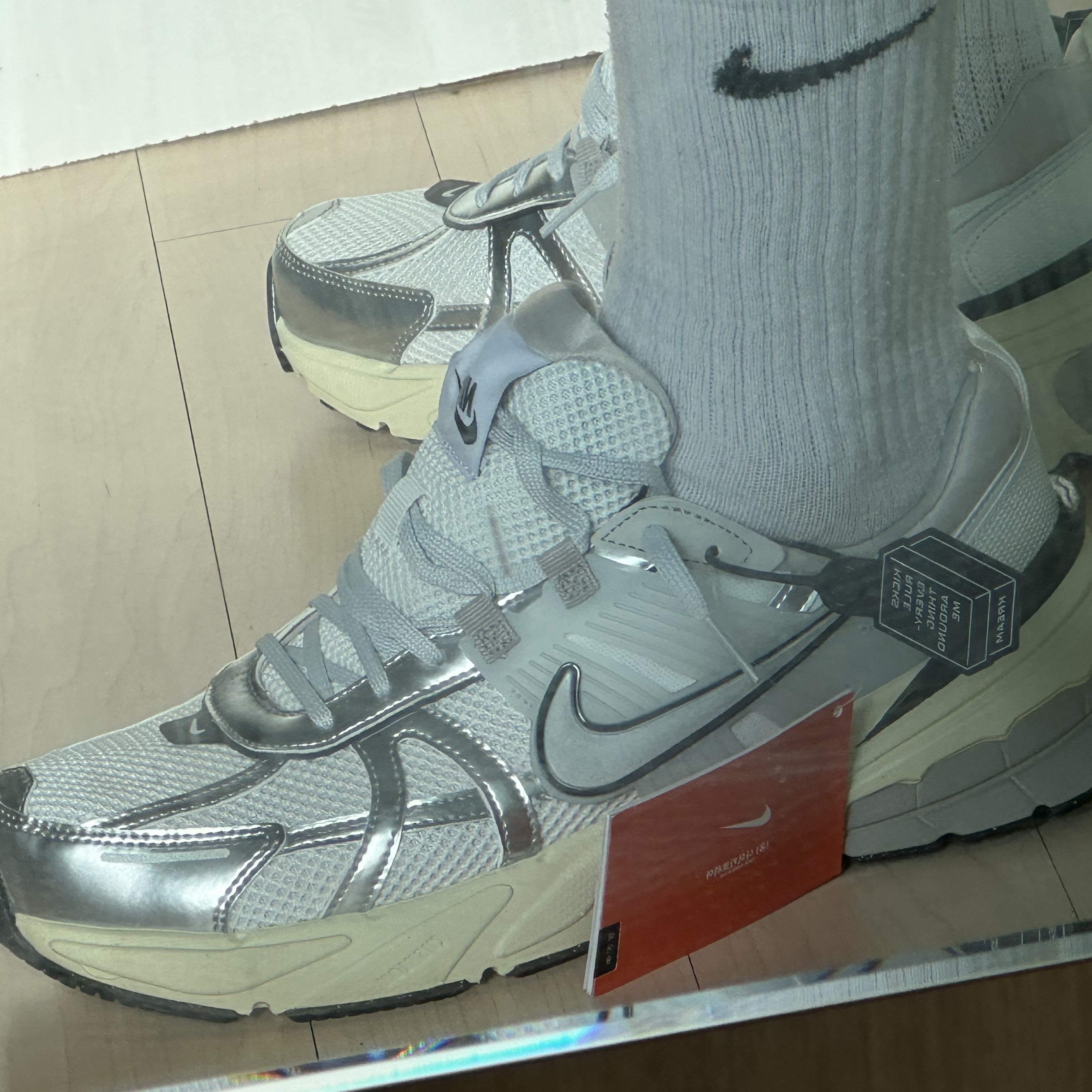 Nike V2K Run Summit White Metallic Silver 착용 스타일 - 2