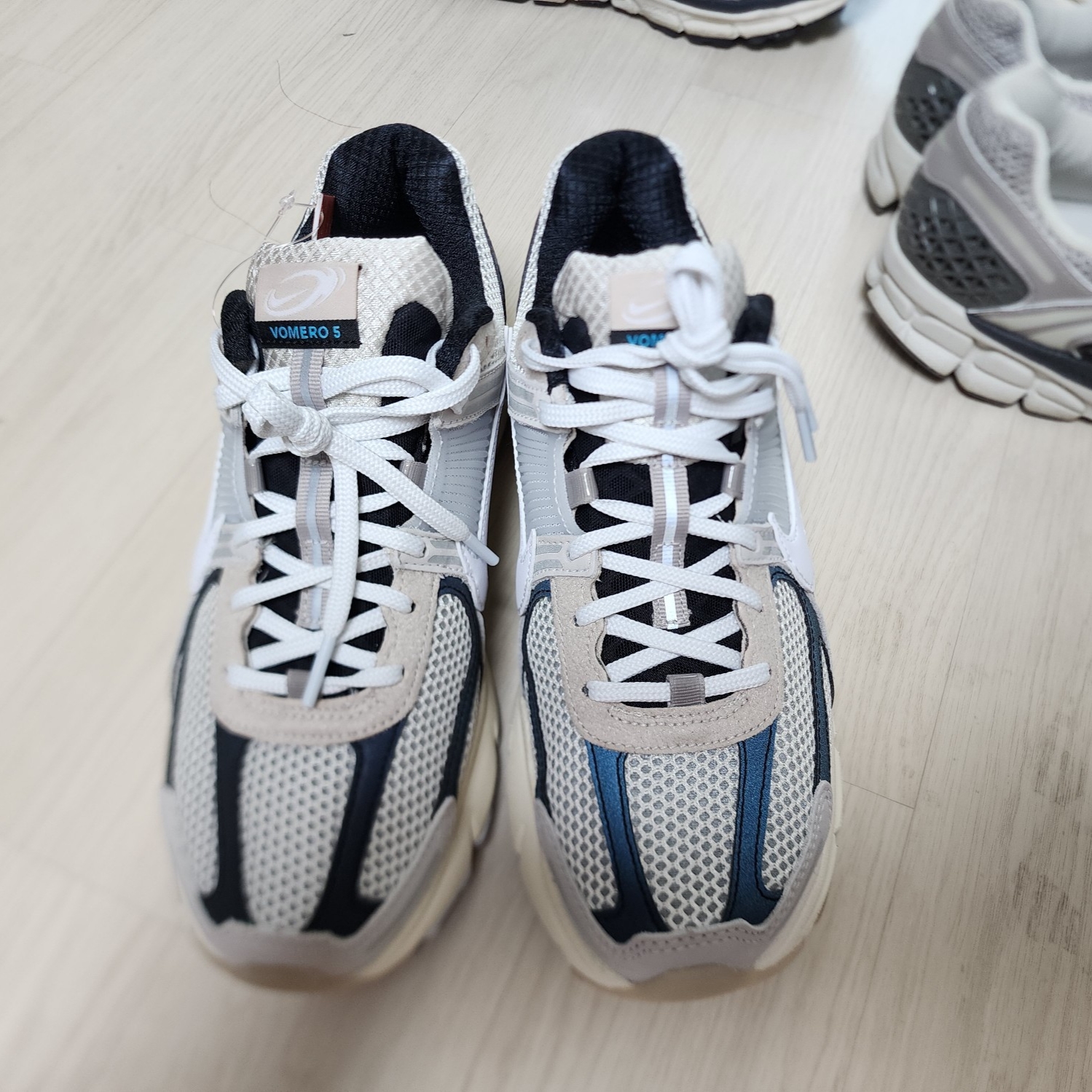 Nike Zoom Vomero 5 Light Bone and Black 착용 스타일 - 3