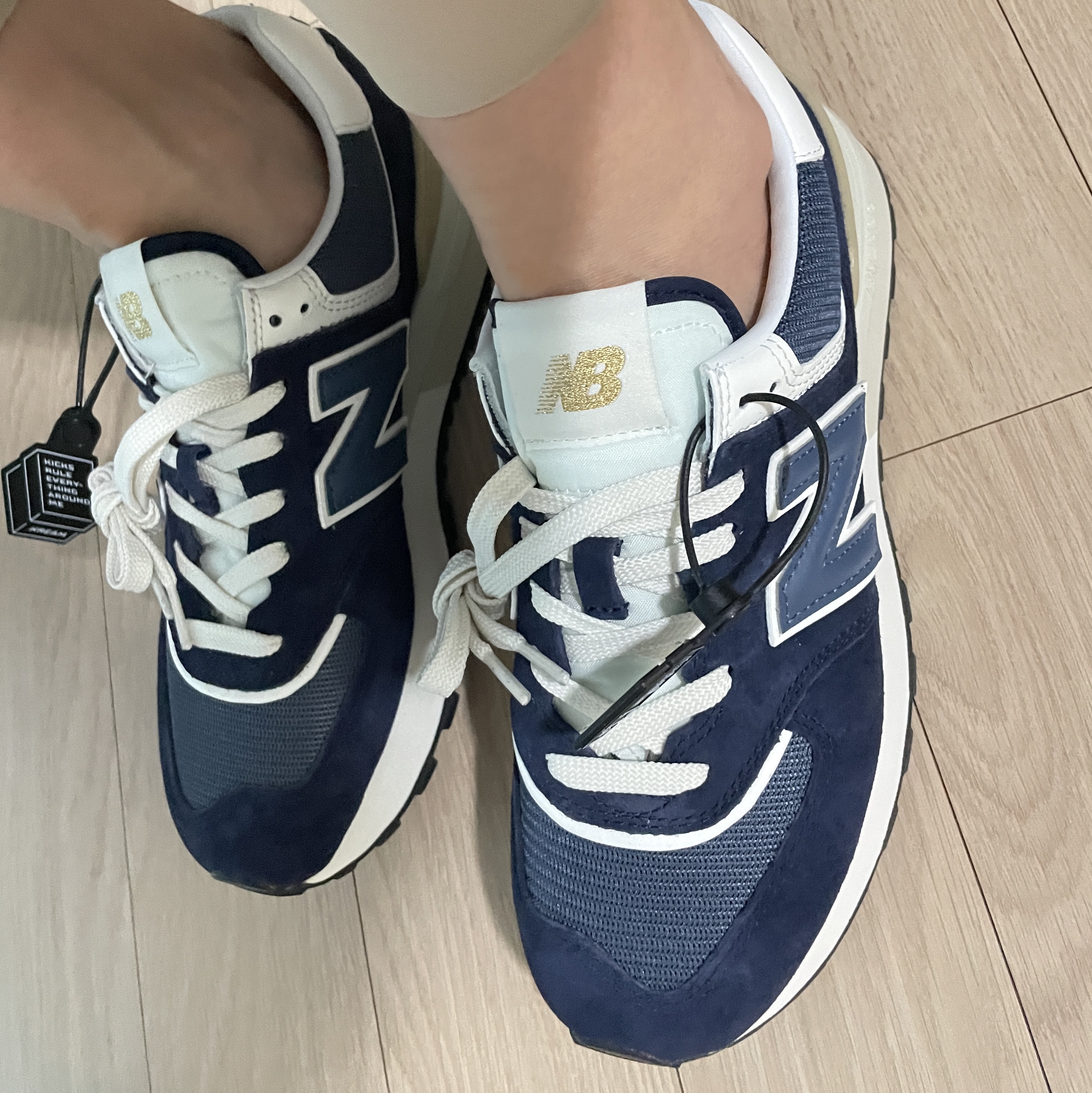 New Balance 574 Legacy Navy 착용 스타일 - 2