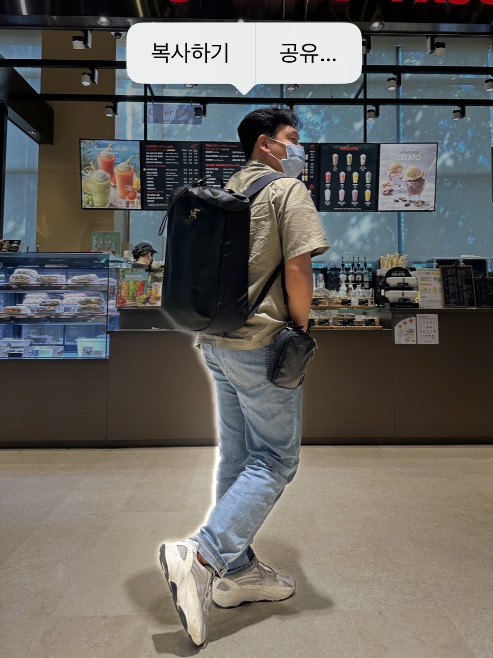 Adidas Yeezy Boost 700 V2 Static 2022, Arc'teryx Arro 20 Bucket Bag Black 착용 스타일