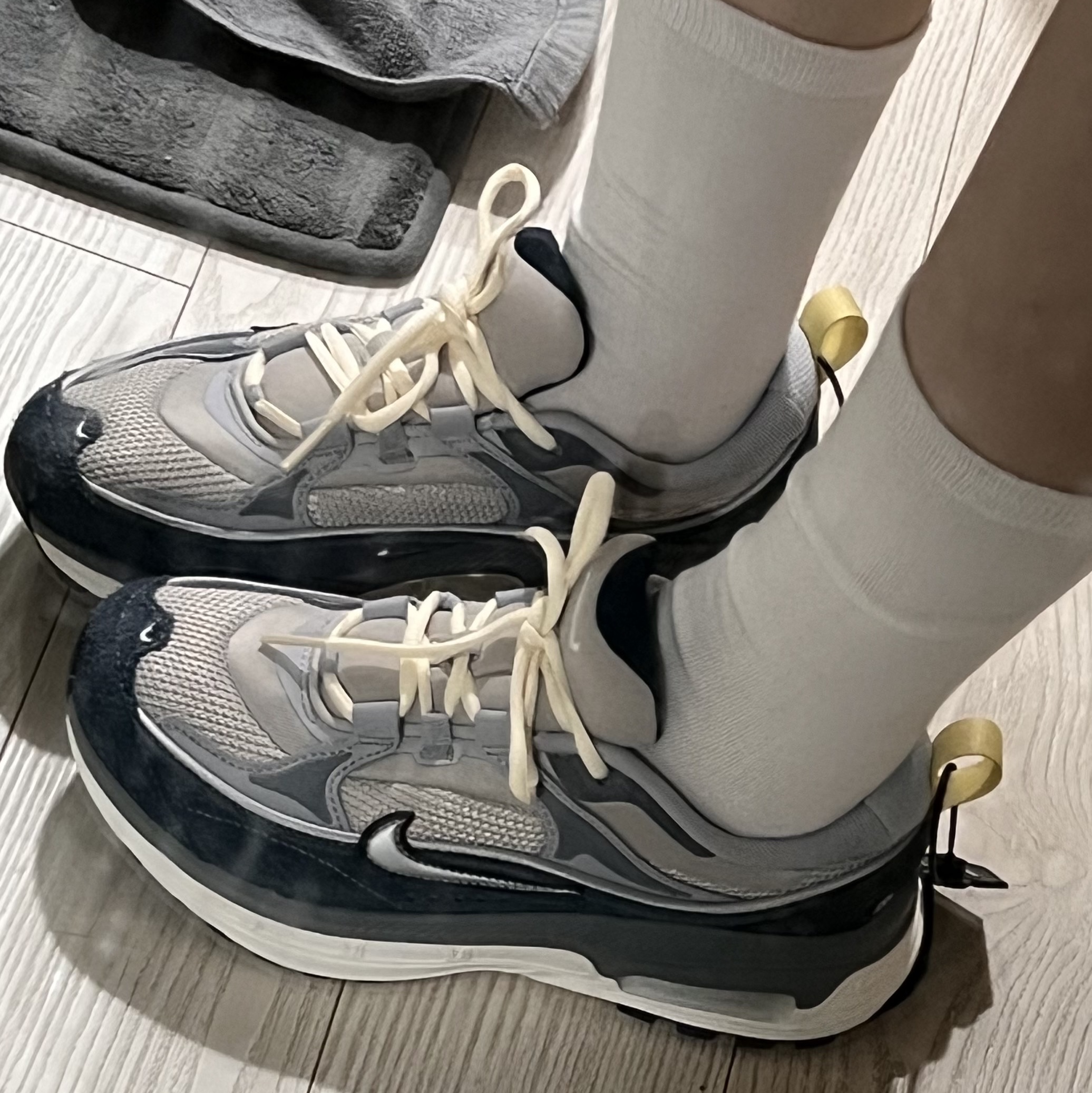 (W) Nike Air Max Bliss Light Iron Ore Armory Navy 착용 스타일