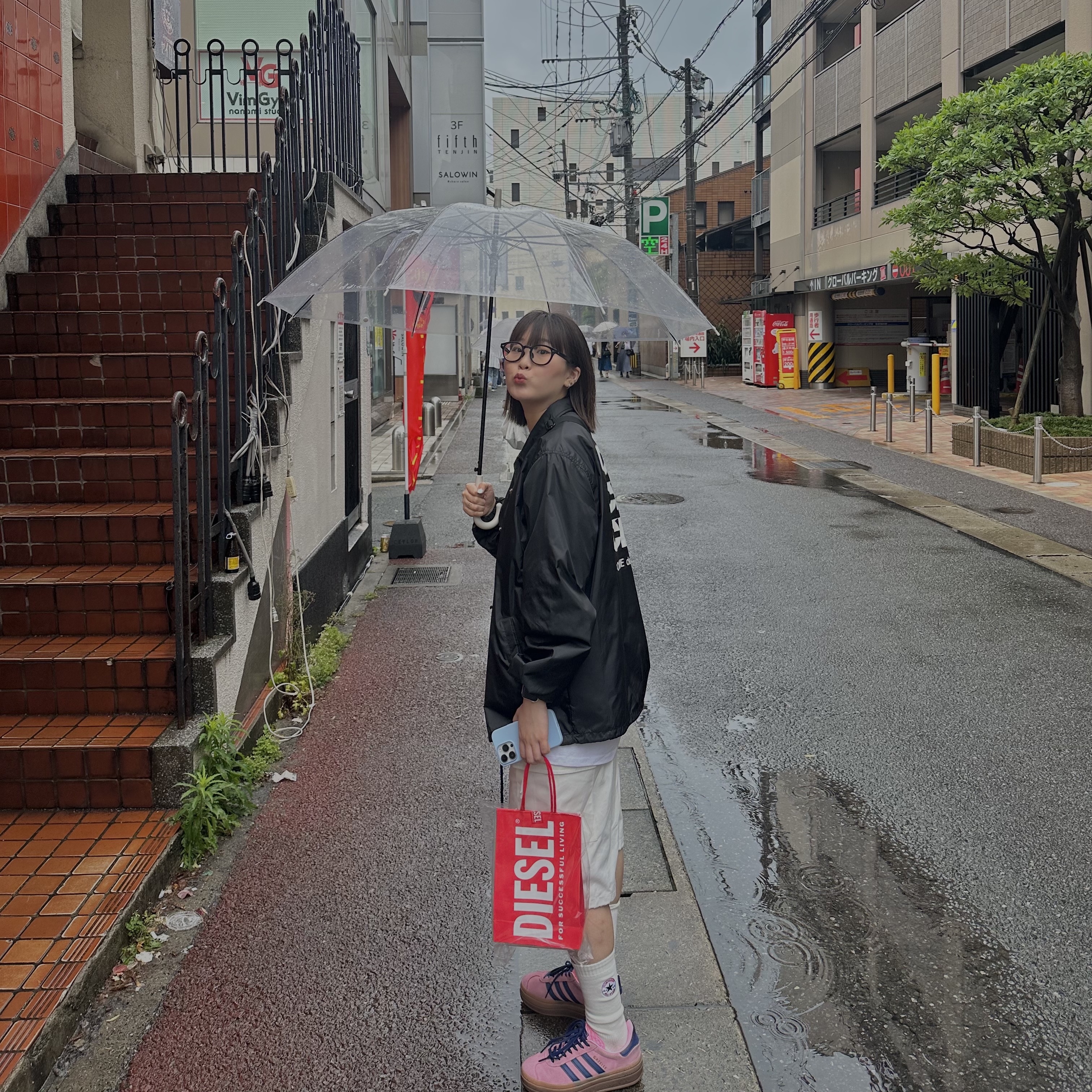 CDG Logo Coach Jacket Black, (W) Adidas Gazelle Bold Pink Glow Victory Blue 착용 스타일 - 2