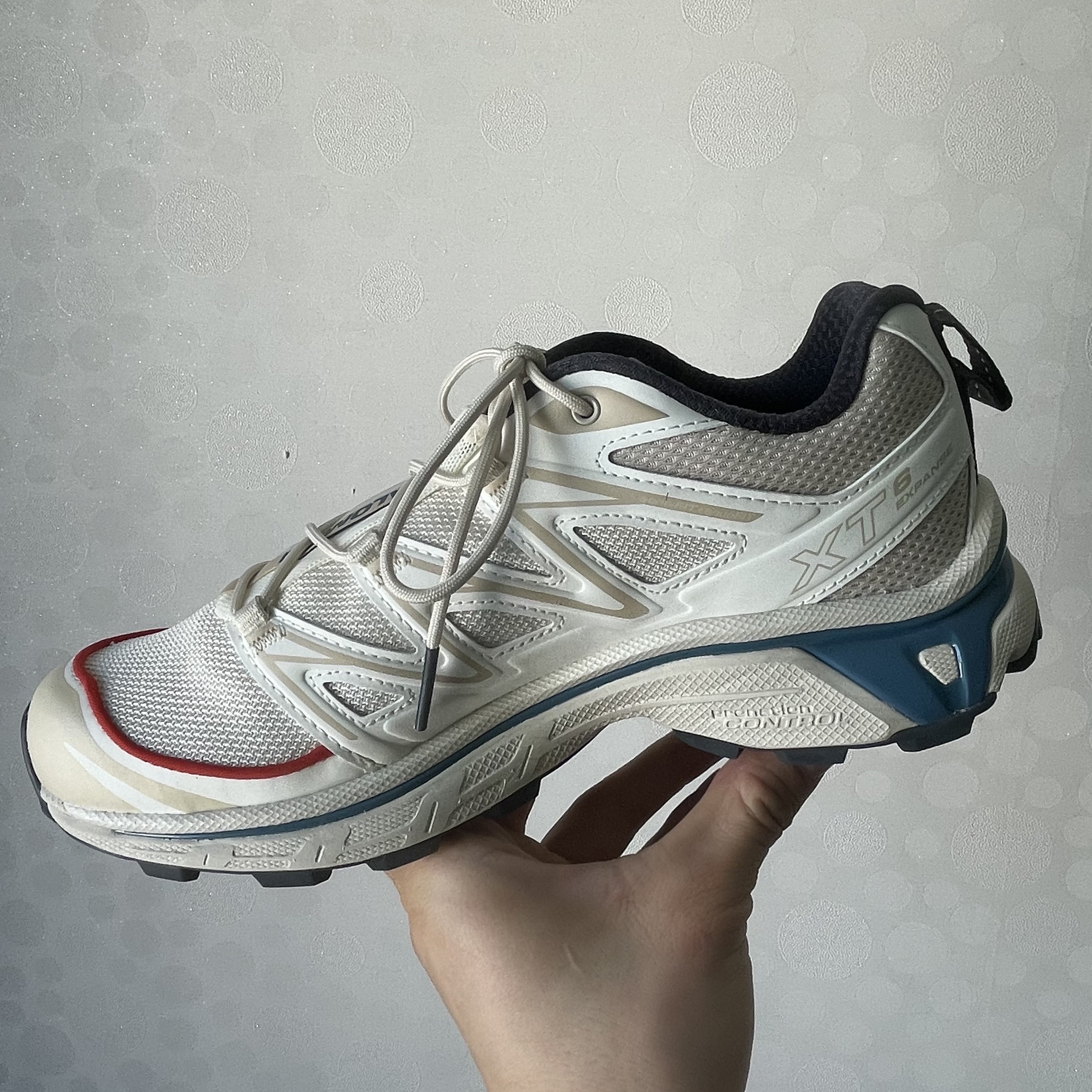 Salomon XT-6 Expanse Almond Milk Aegean Blue 착용 스타일 - 3