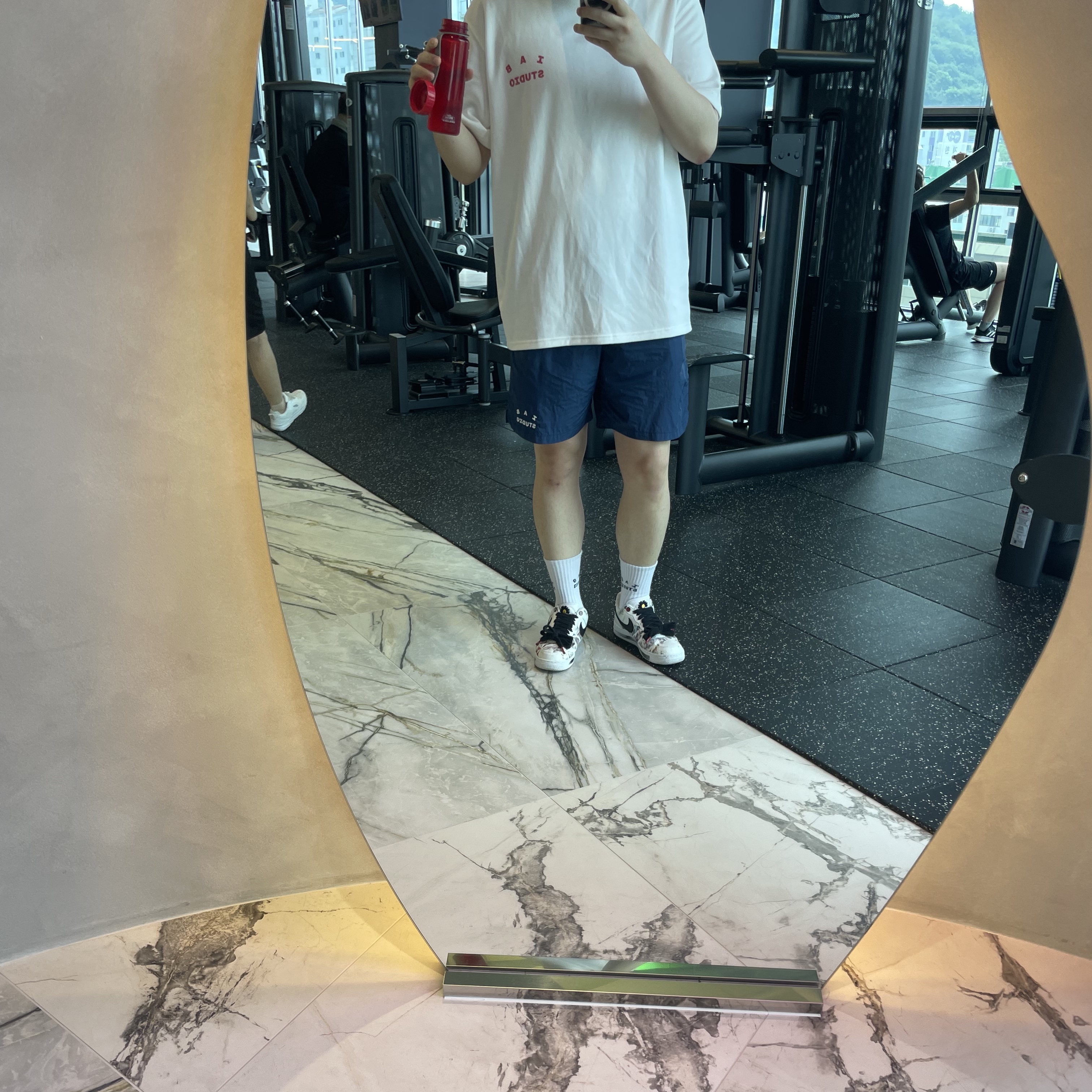 IAB Studio T-Shirt White - The Hyundai Seoul Exclusive, IAB Studio Woven Shorts Navy - The Hyundai Seoul Exclusive 착용 스타일