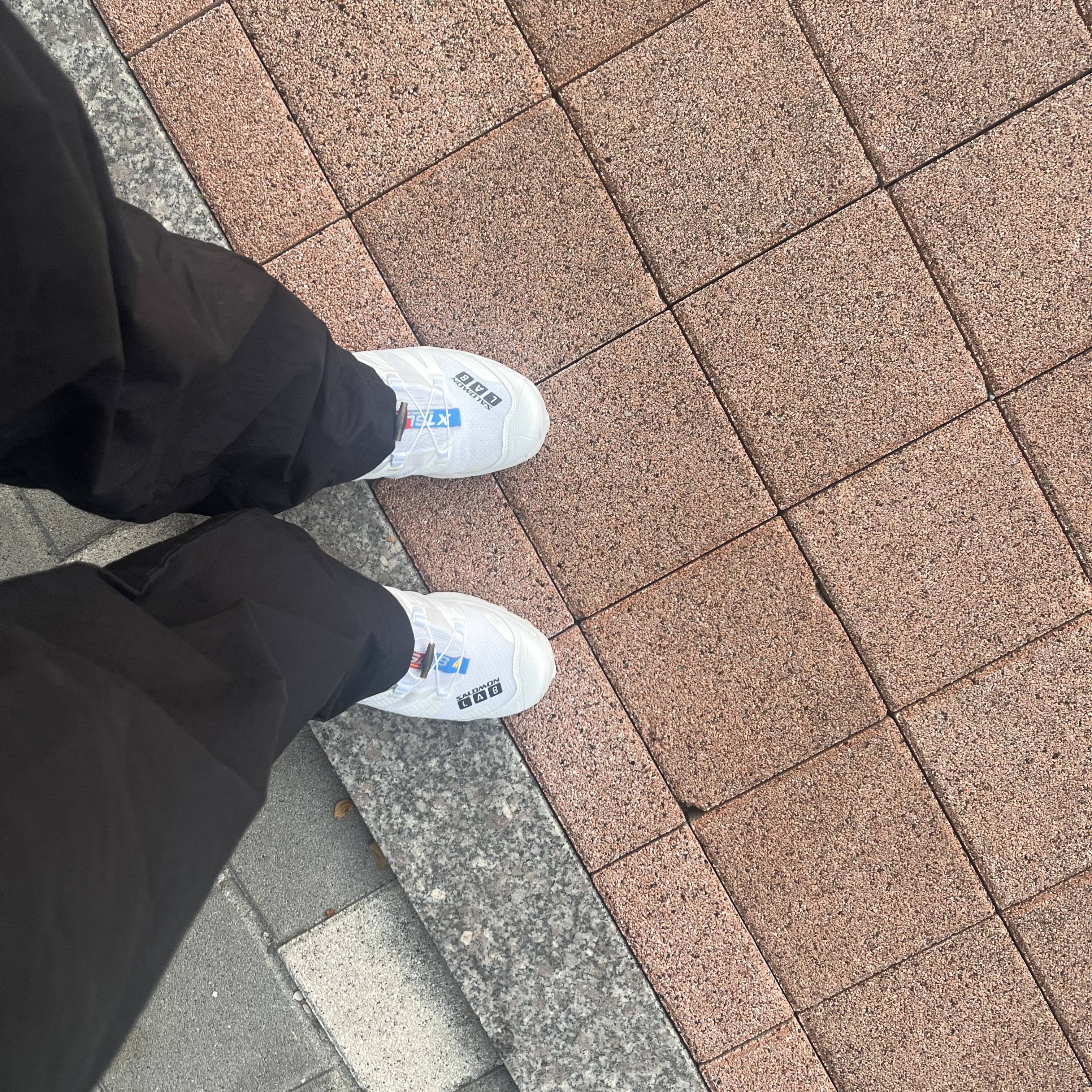 Salomon XT-4 White Lunar Rock 착용 스타일