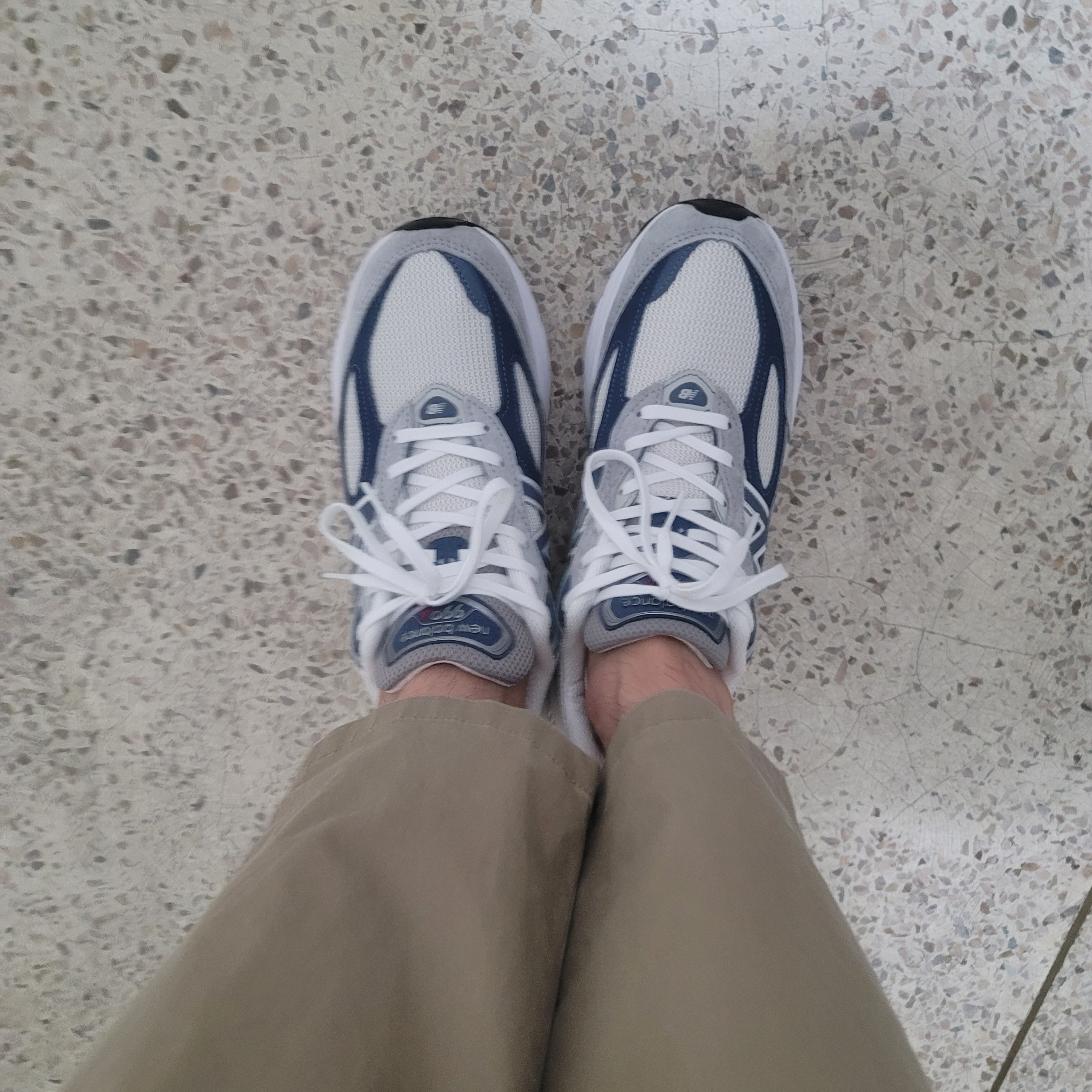 New Balance 990v6 Made in USA Gray Suede 착용 스타일