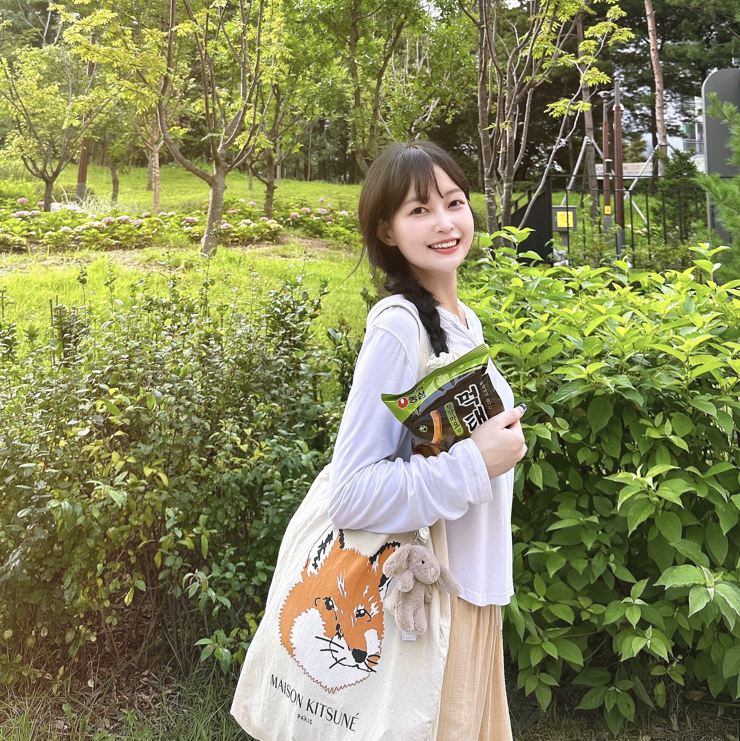 Maison Kitsune Fox Head Tote Bag Ecru, Jellycat Bashful Bunny Bag Charm Beige 착용 스타일 - 1