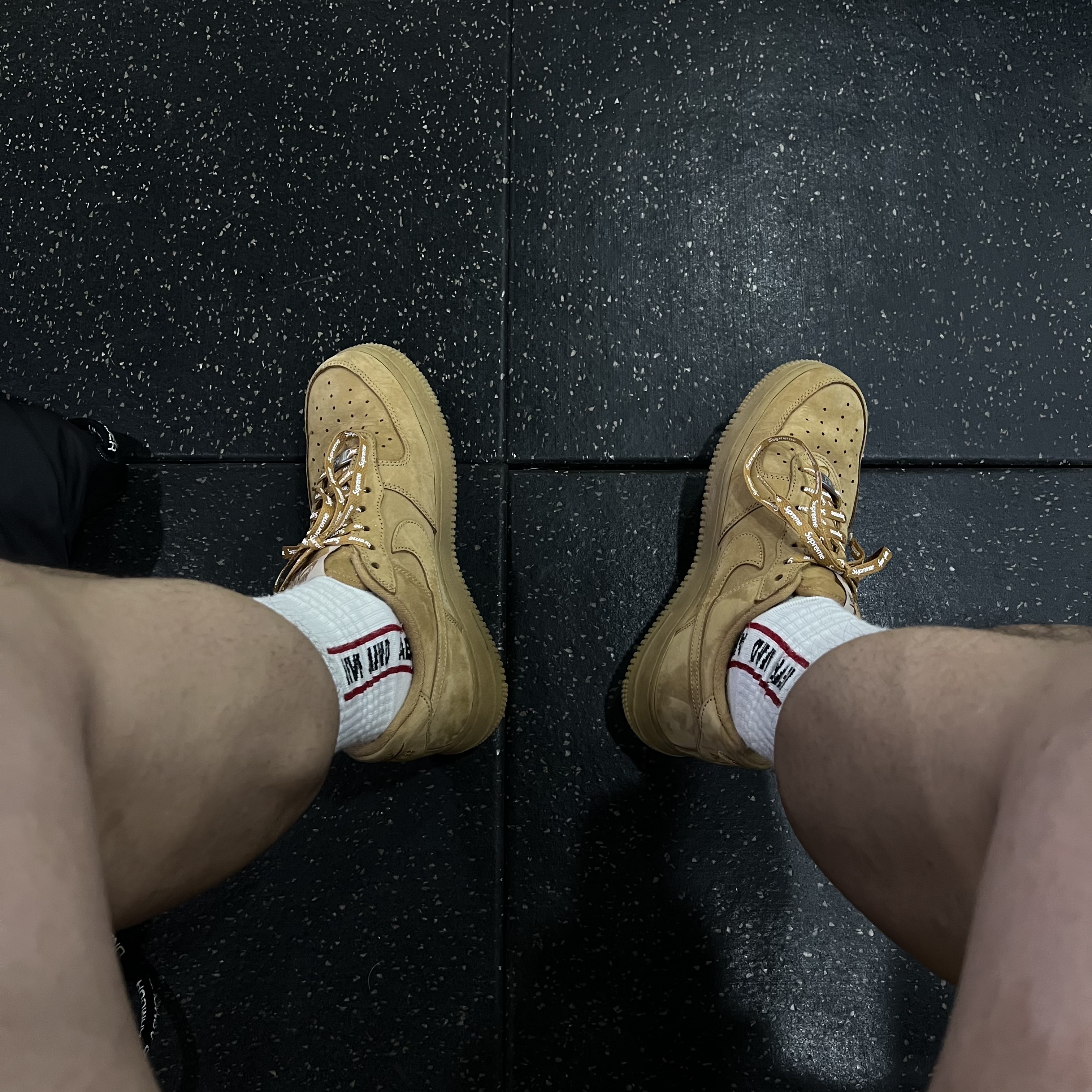 Nike x Supreme Air Force 1 Low Flax 착용 스타일