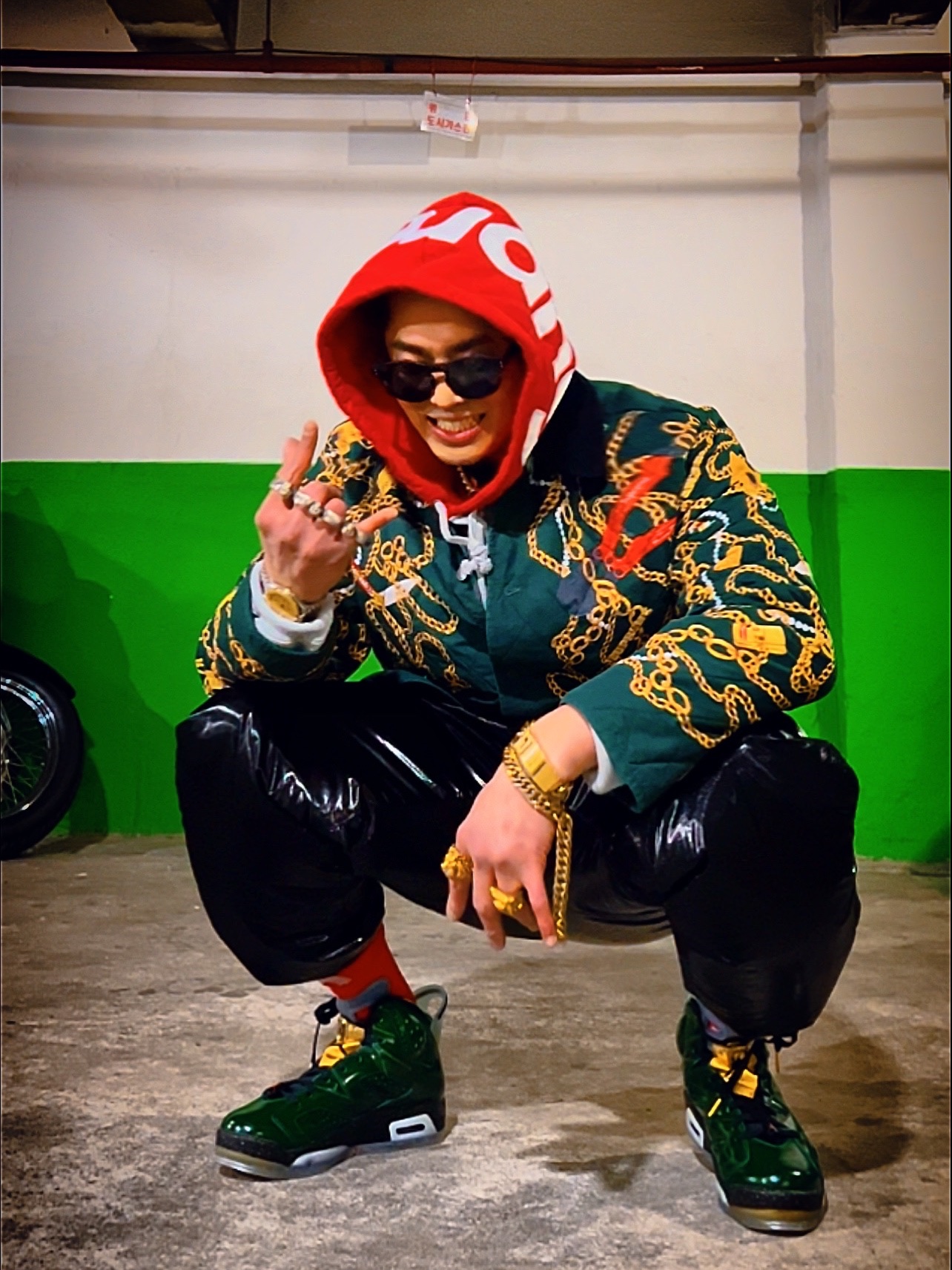 Supreme Bleed Logo S/S Top Black - 20FW, Supreme x Stone Island New Silk Light Pants Black - 19SS 착용 스타일 - 1
