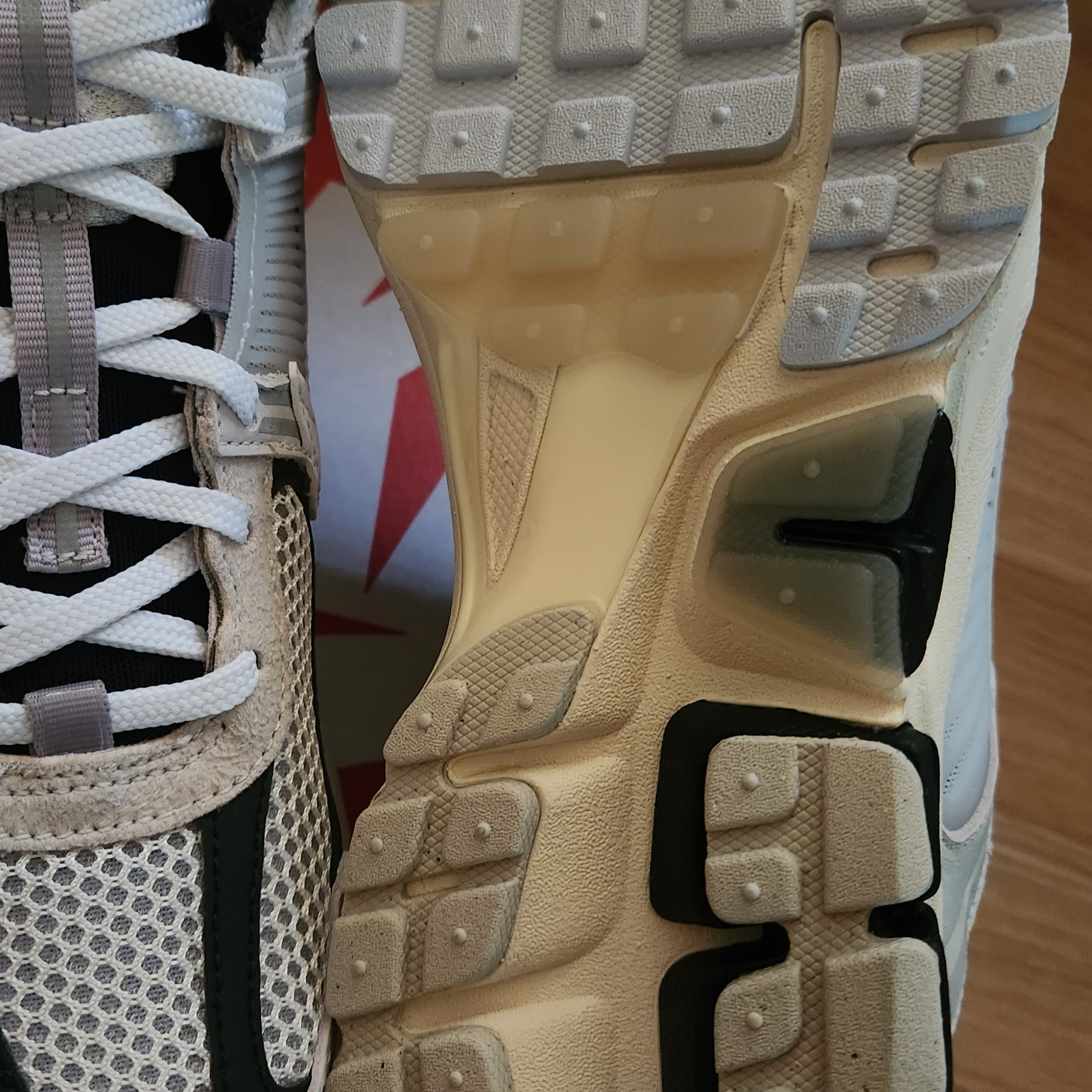 Nike Zoom Vomero 5 Light Bone and Black 착용 스타일 - 4