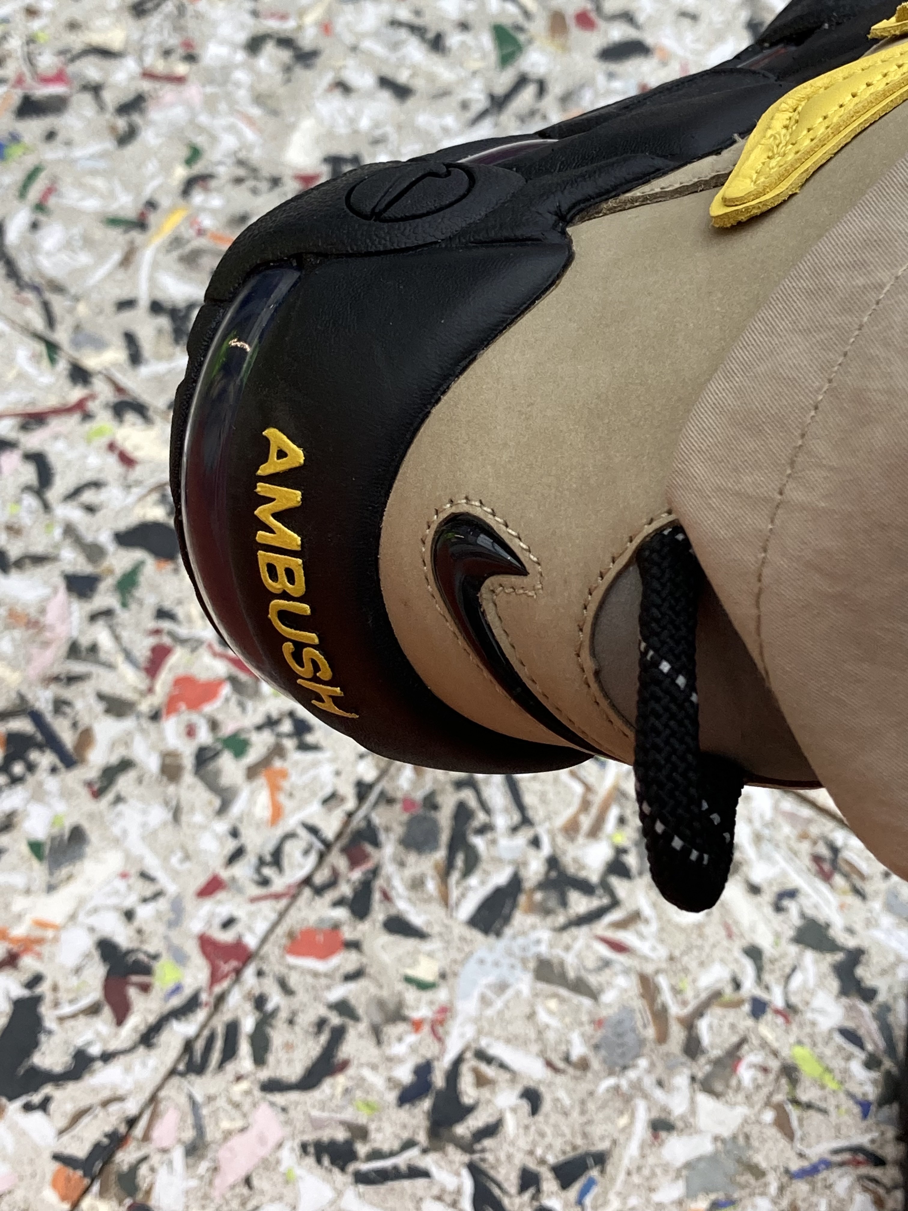 Nike x Ambush Air More Uptempo Low Vivid Sulfur and Limestone 착용 스타일 - 2