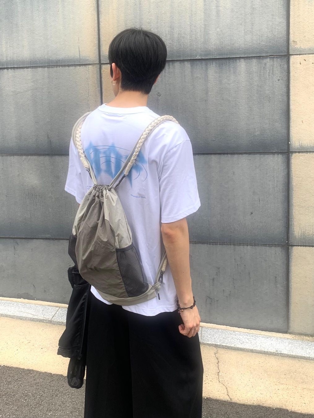 Art of Field Trail Graphic Short Sleeved T-Shirt White, Art of Field Trail Graphic Short Sleeved T-Shirt Black 착용 스타일