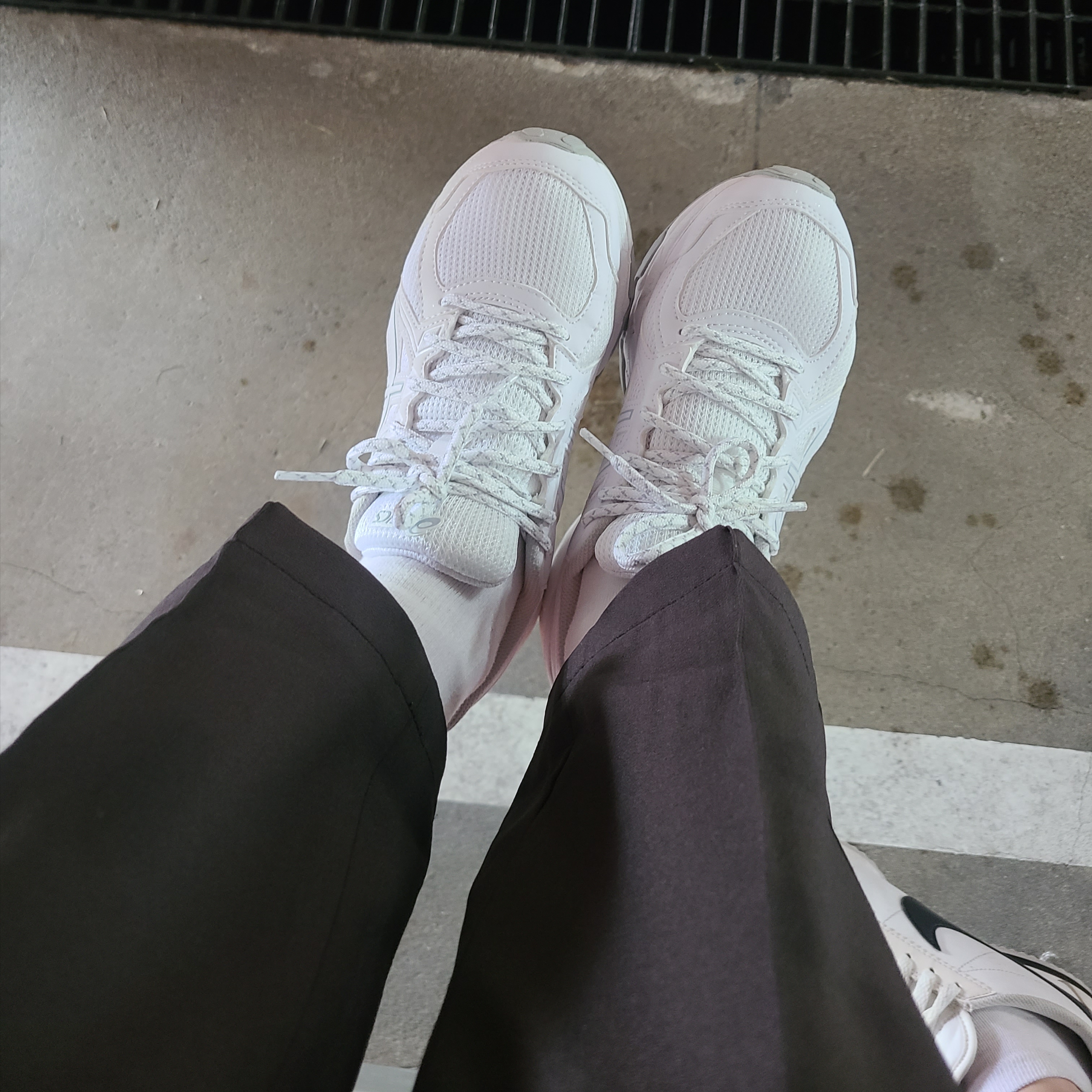 (W) Asics Jog 100 T White - 2E Extra Wide 착용 스타일