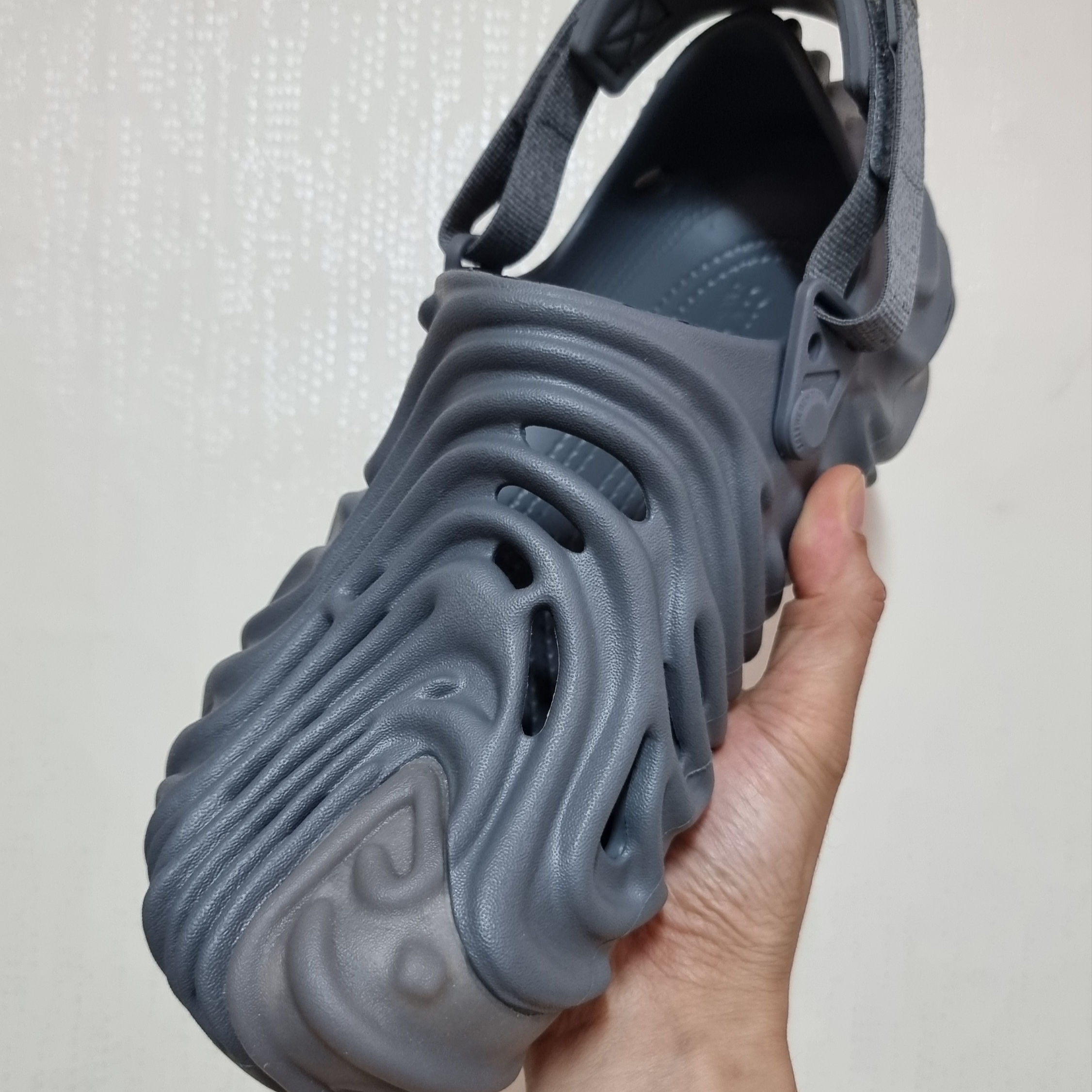 Crocs x Salehe Bembury Pollex Clog Niagara 착용 스타일 - 2