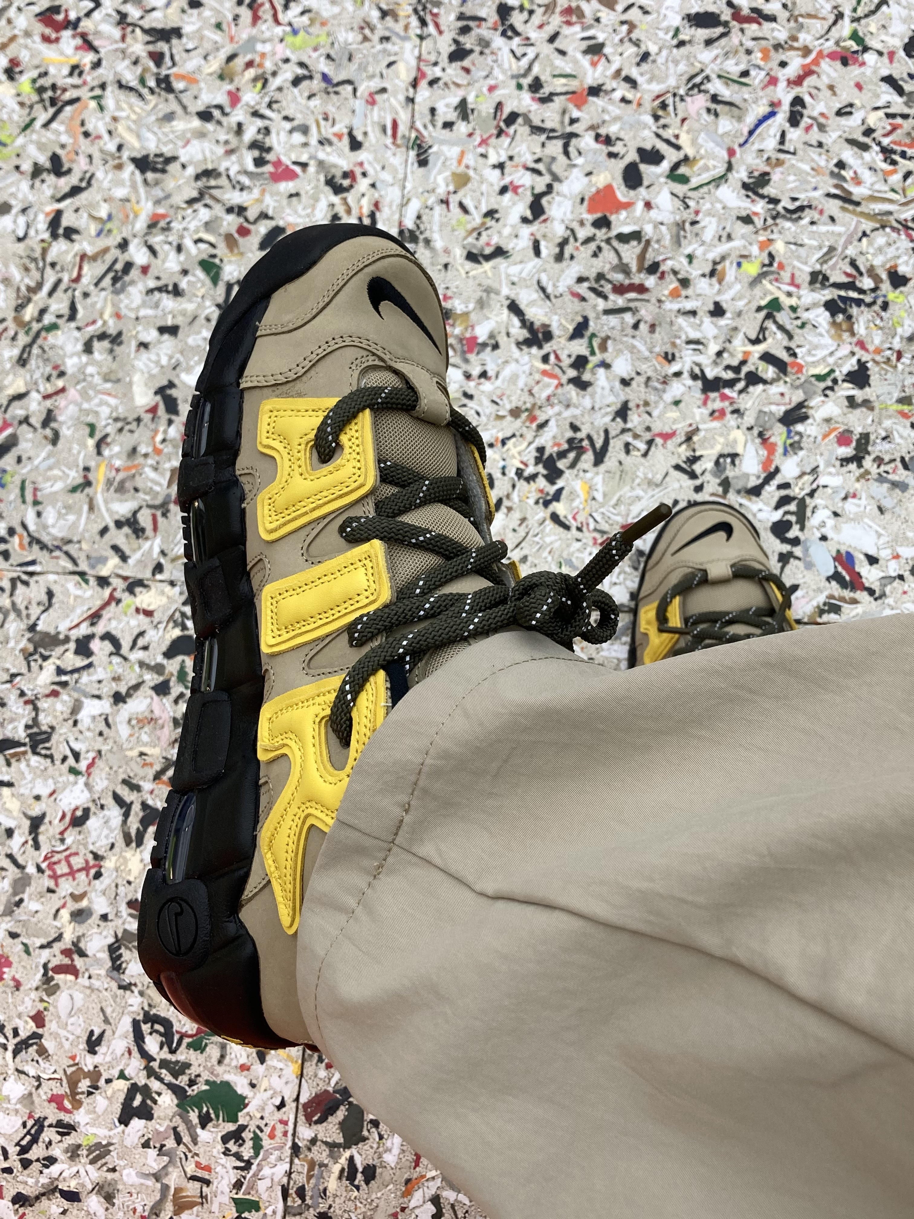 Nike x Ambush Air More Uptempo Low Vivid Sulfur and Limestone 착용 스타일 - 1