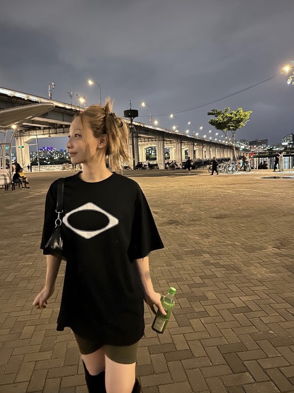 (W) Mischief Rhombus Blur T-Shirt Basic Black, (W) Mischief Rhombus Blur T-Shirt Basic Melange Grey 착용 스타일