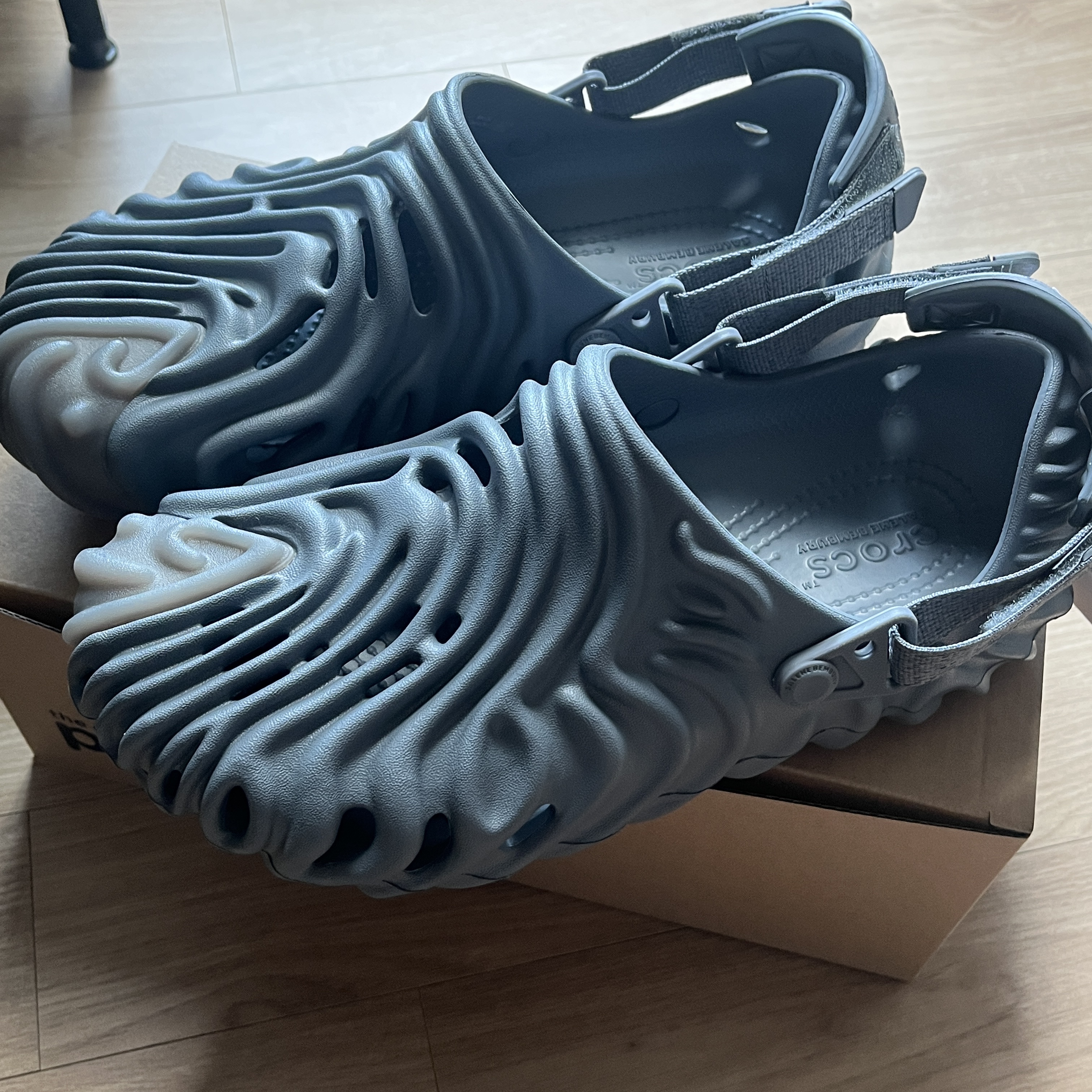 Crocs x Salehe Bembury Pollex Clog Niagara 착용 스타일 - 2