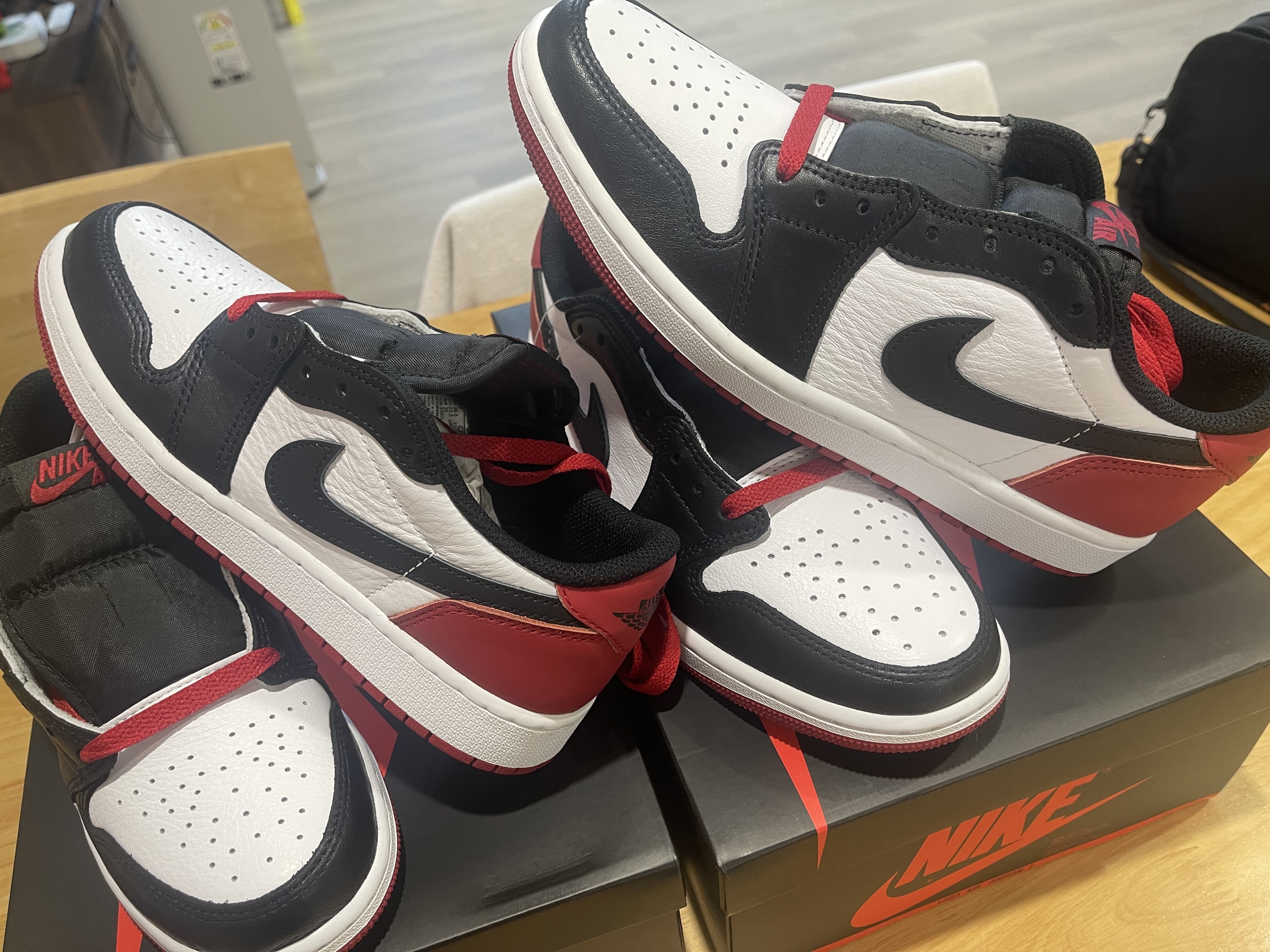 Jordan 1 Retro Low OG Black Toe, (GS) Jordan 1 Retro Low OG Black Toe 착용 스타일