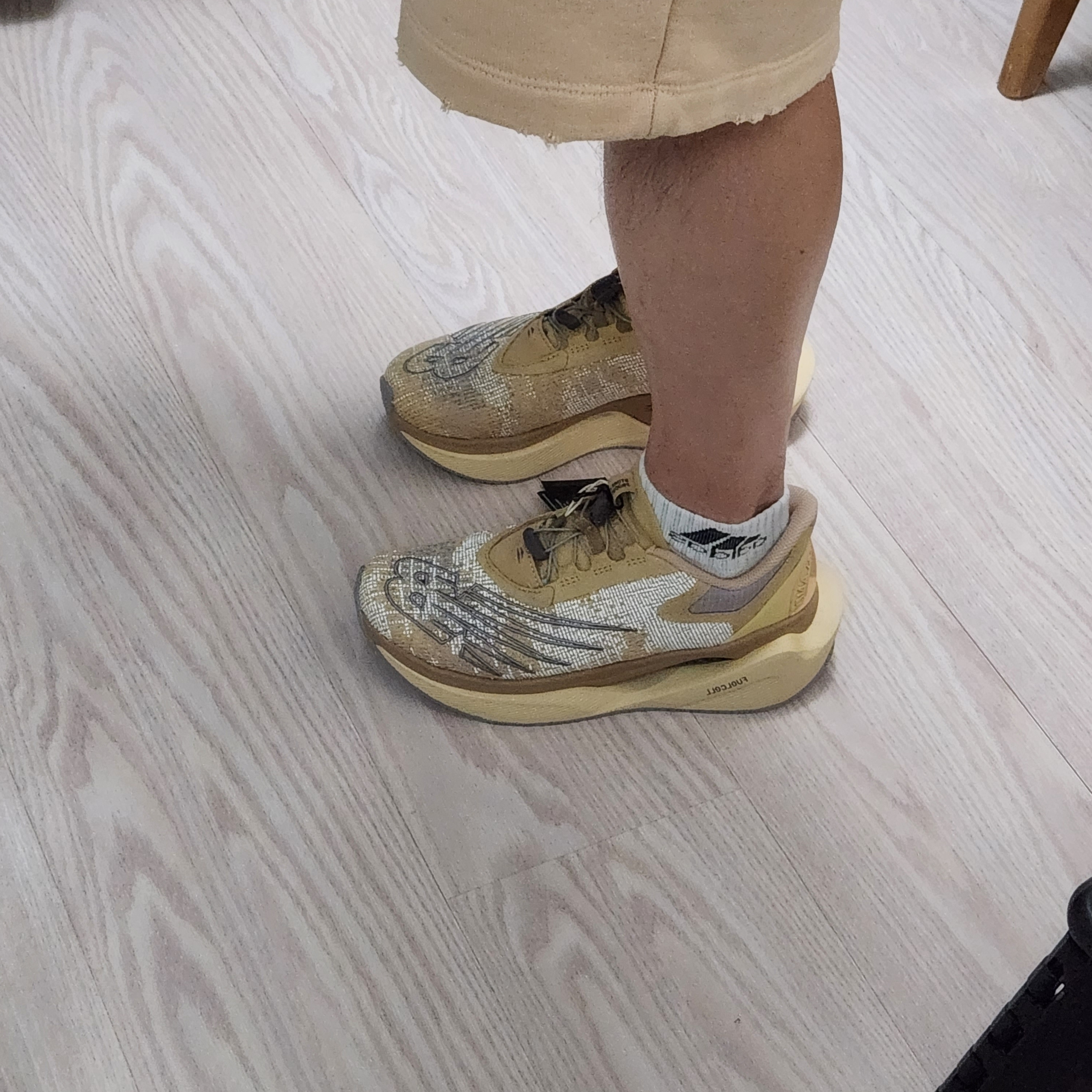 New Balance x Stone Island x Tokyo Design Studios FuelCell C1 Beige 착용 스타일 - 5