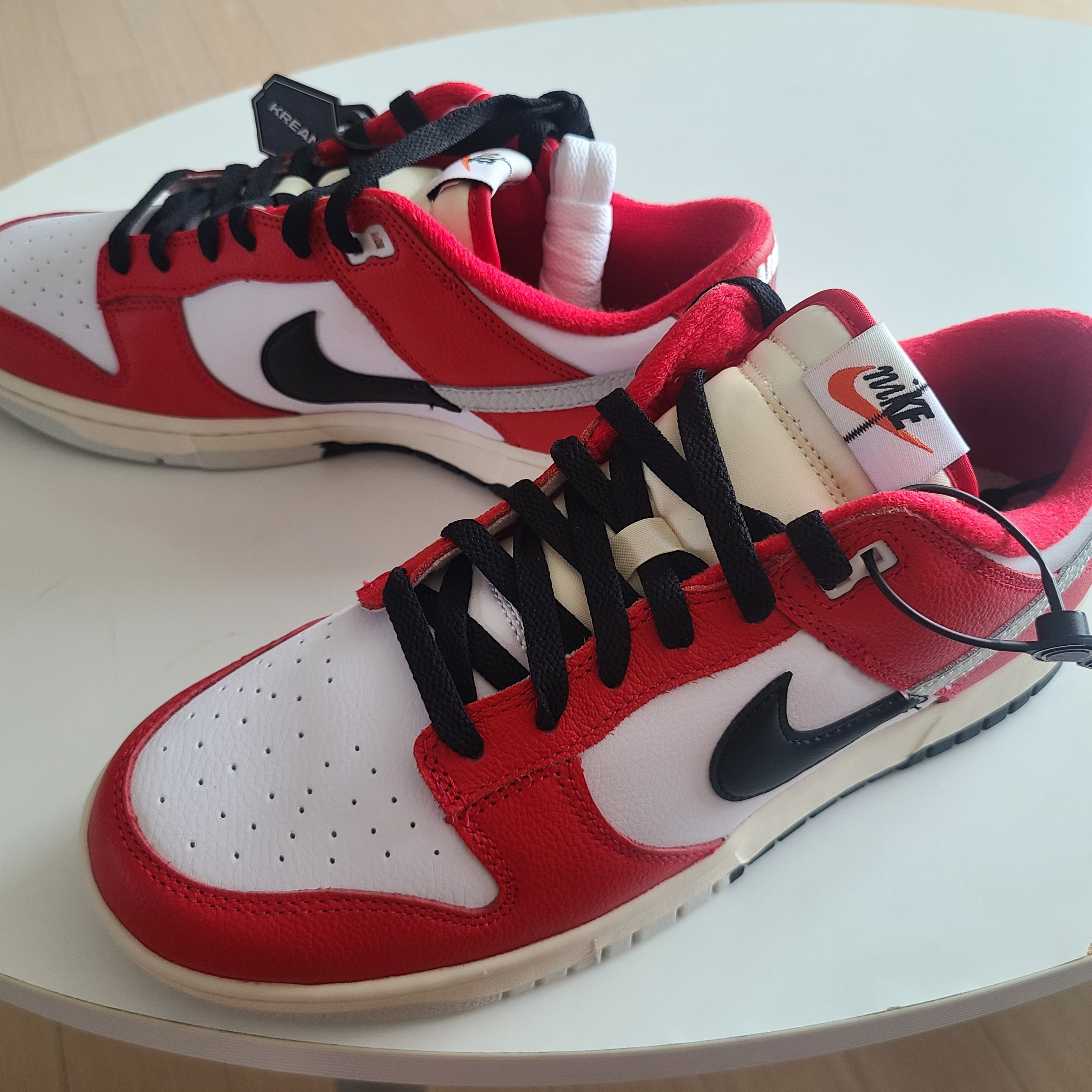 Nike Dunk Low Retro PRM University Red Black 착용 스타일 - 2