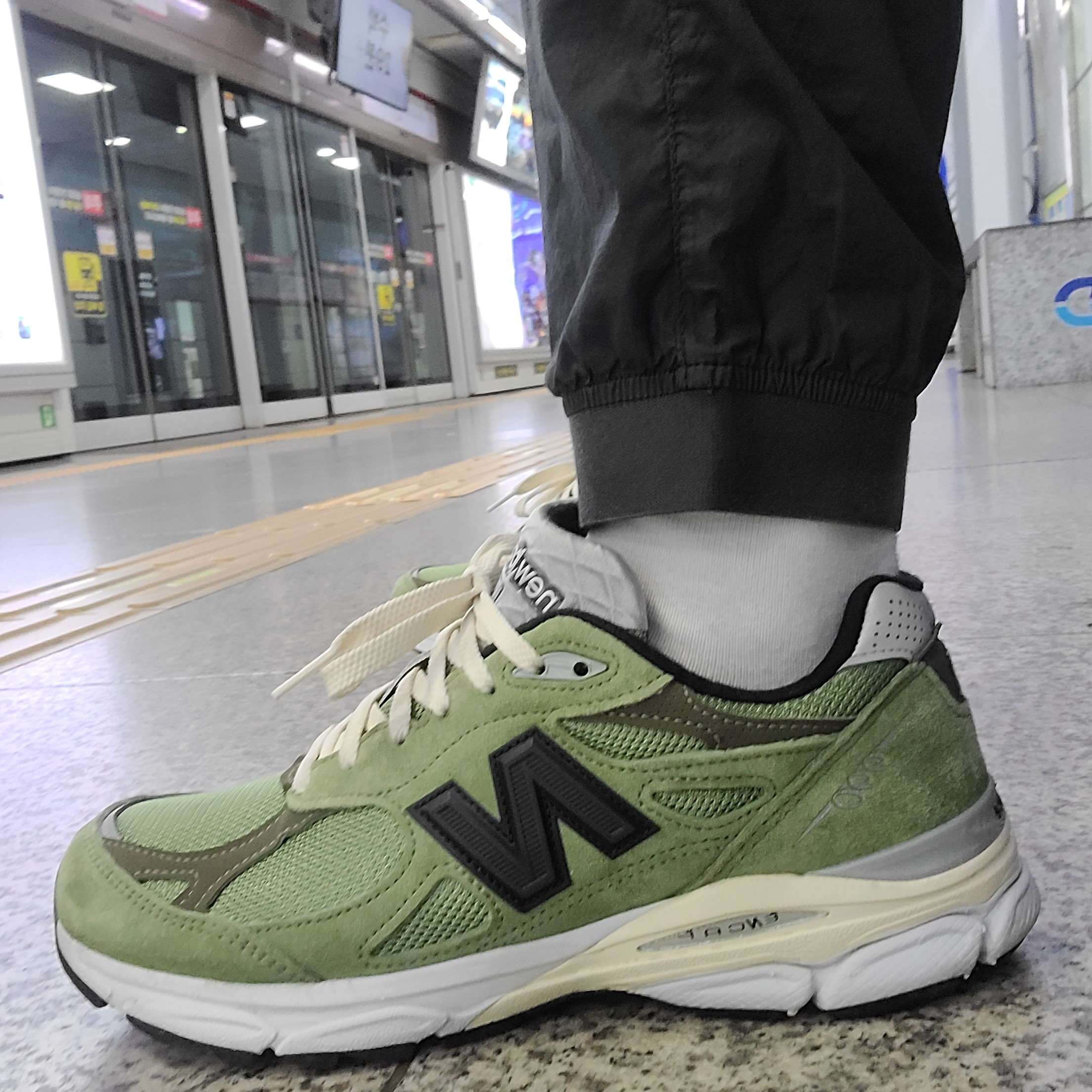 New Balance x JJJJound 990v3 Olive 착용 스타일