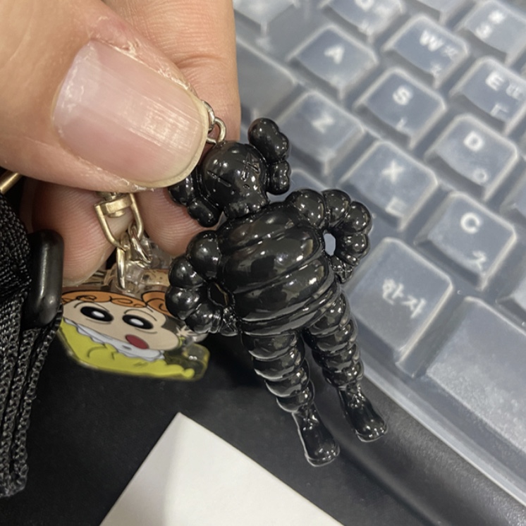 Kaws Tokyo First Chum Keychain Black 착용 스타일