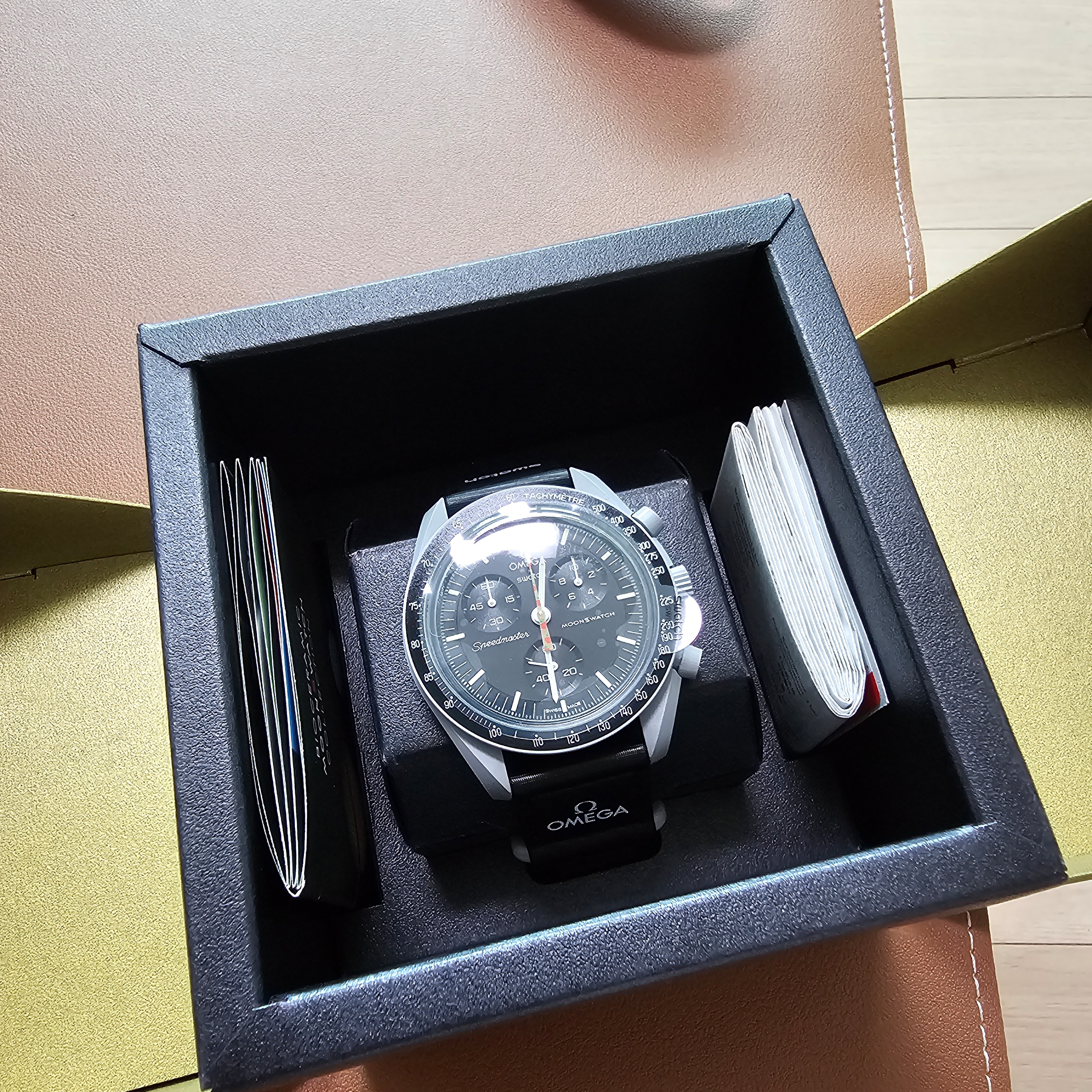Swatch x Omega Bioceramic MoonSwatch Mission To The Moon Moonshine Gold Strawberry Moon 착용 스타일