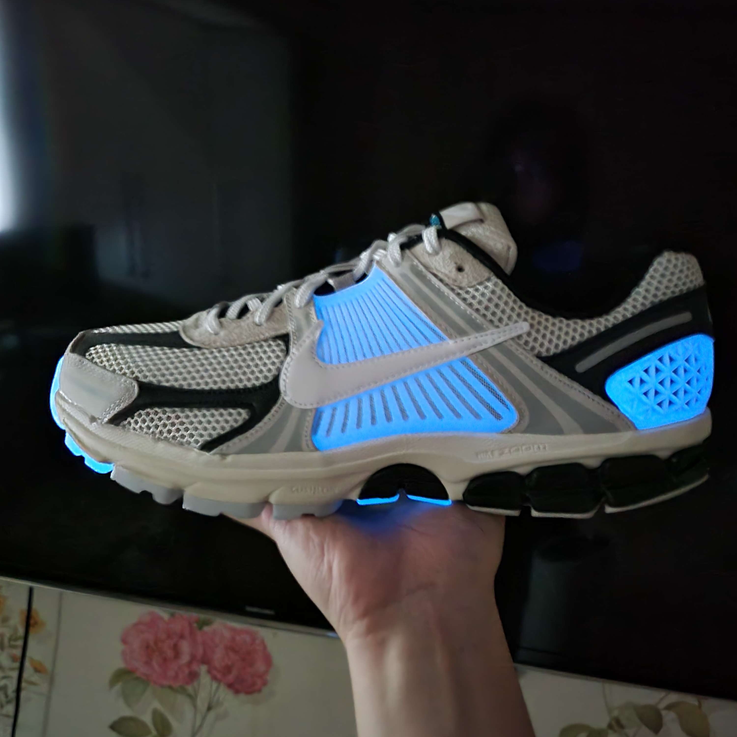 Nike Zoom Vomero 5 Light Bone and Black 착용 스타일