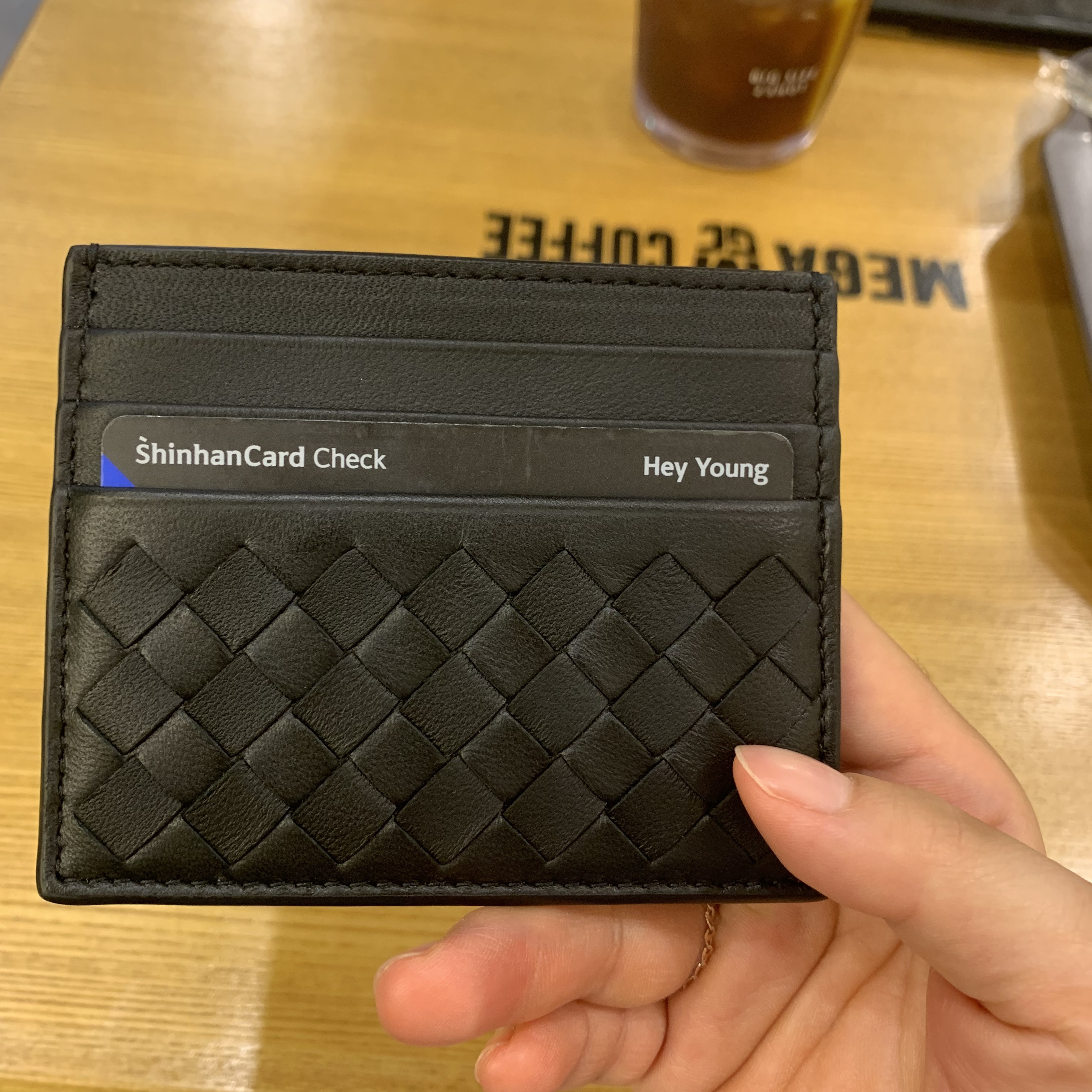 Bottega Veneta Credit Card Case Black 착용 스타일
