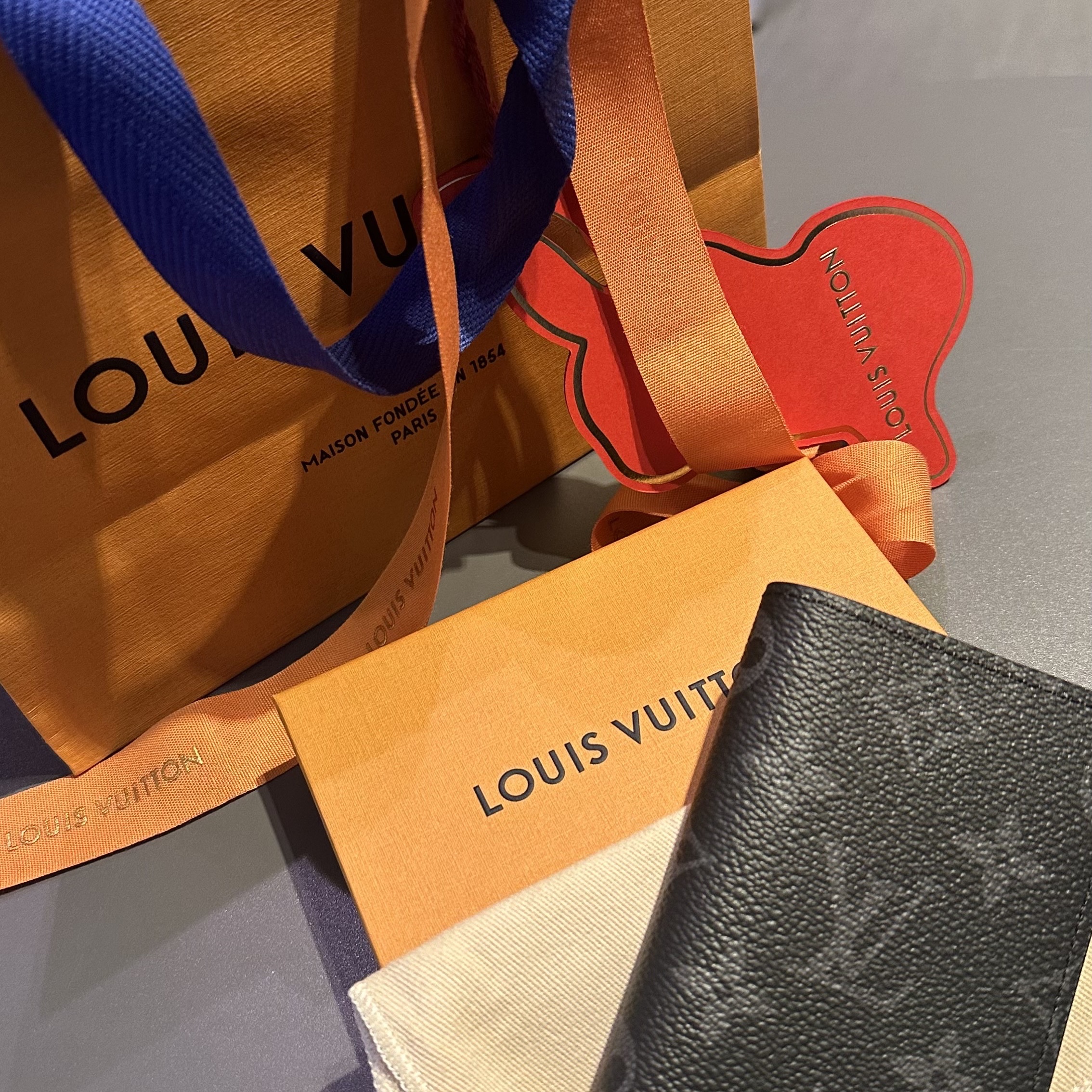 Louis Vuitton Pocket Organizer Monogram Eclipse 착용 스타일 - 1