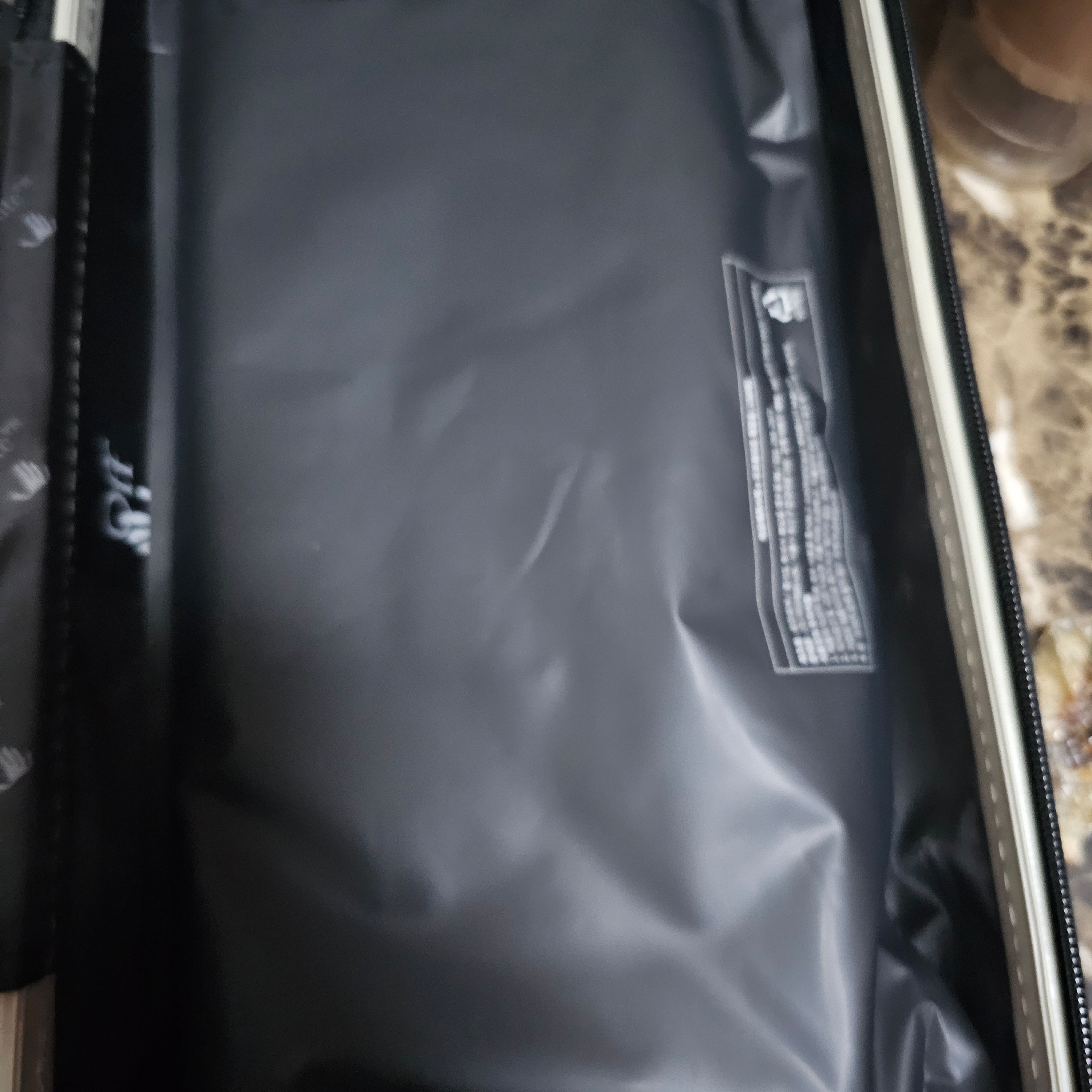 Off-White x Amore Pacific Protection Box (Without Cosmetics) 착용 스타일 - 1