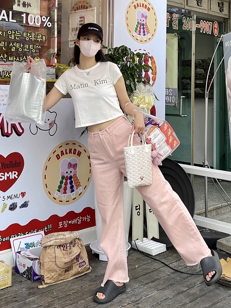 Adidas Yeezy Slide Onyx, Goyard Poitiers Claire-Voie Bag Powder Pink 착용 스타일 - 3