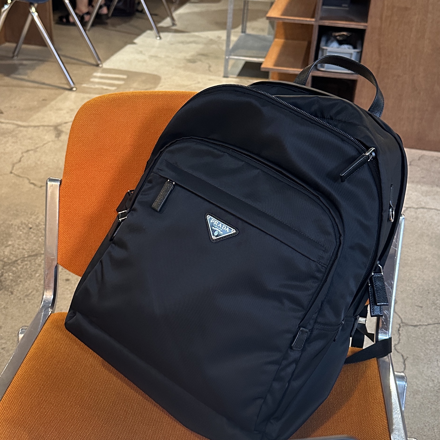 Prada Re-Nylon and Saffiano Leather Backpack Black 착용 스타일 - 2