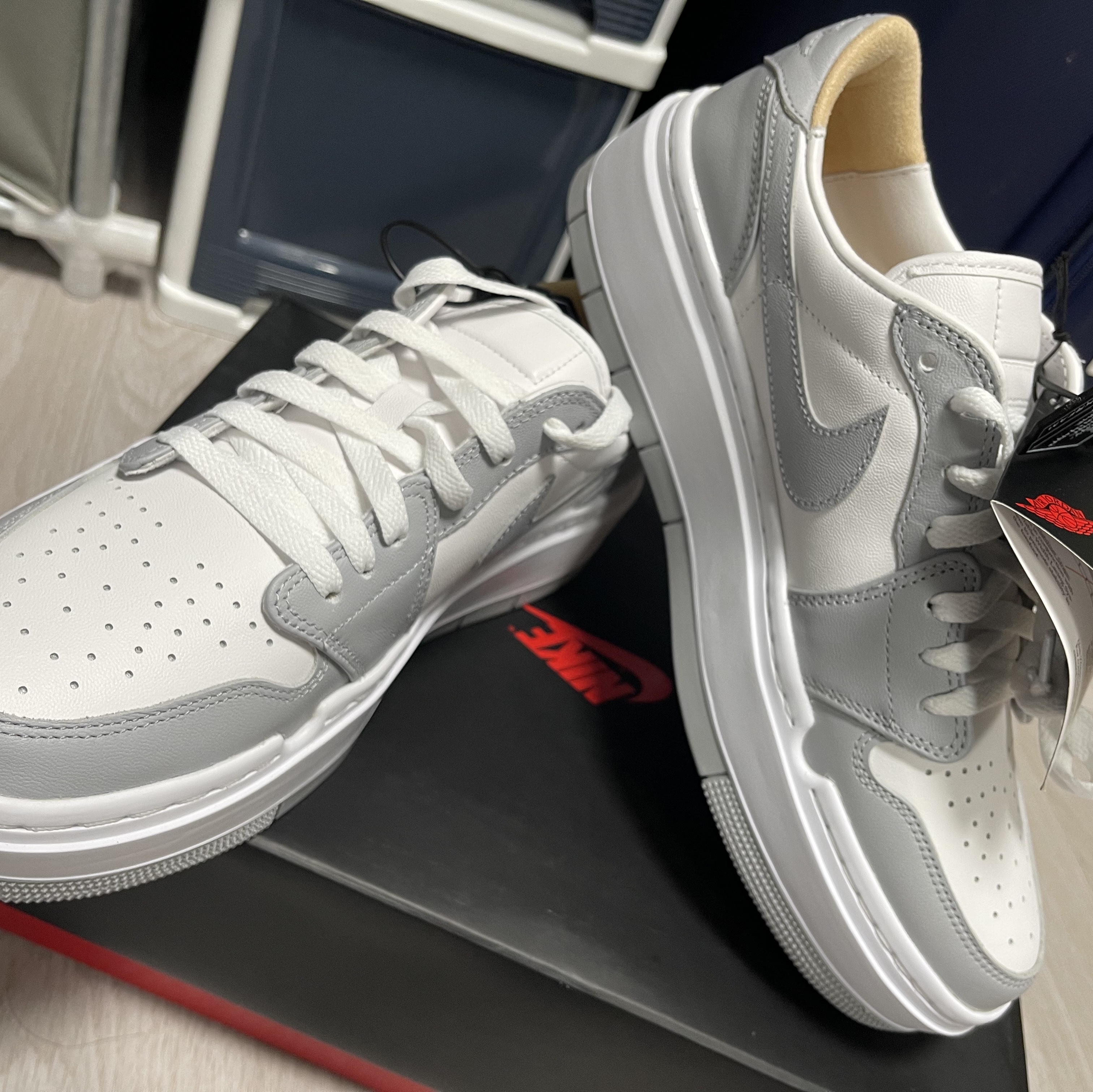 (W) Jordan 1 Elevate Low White and Wolf Grey 착용 스타일 - 2