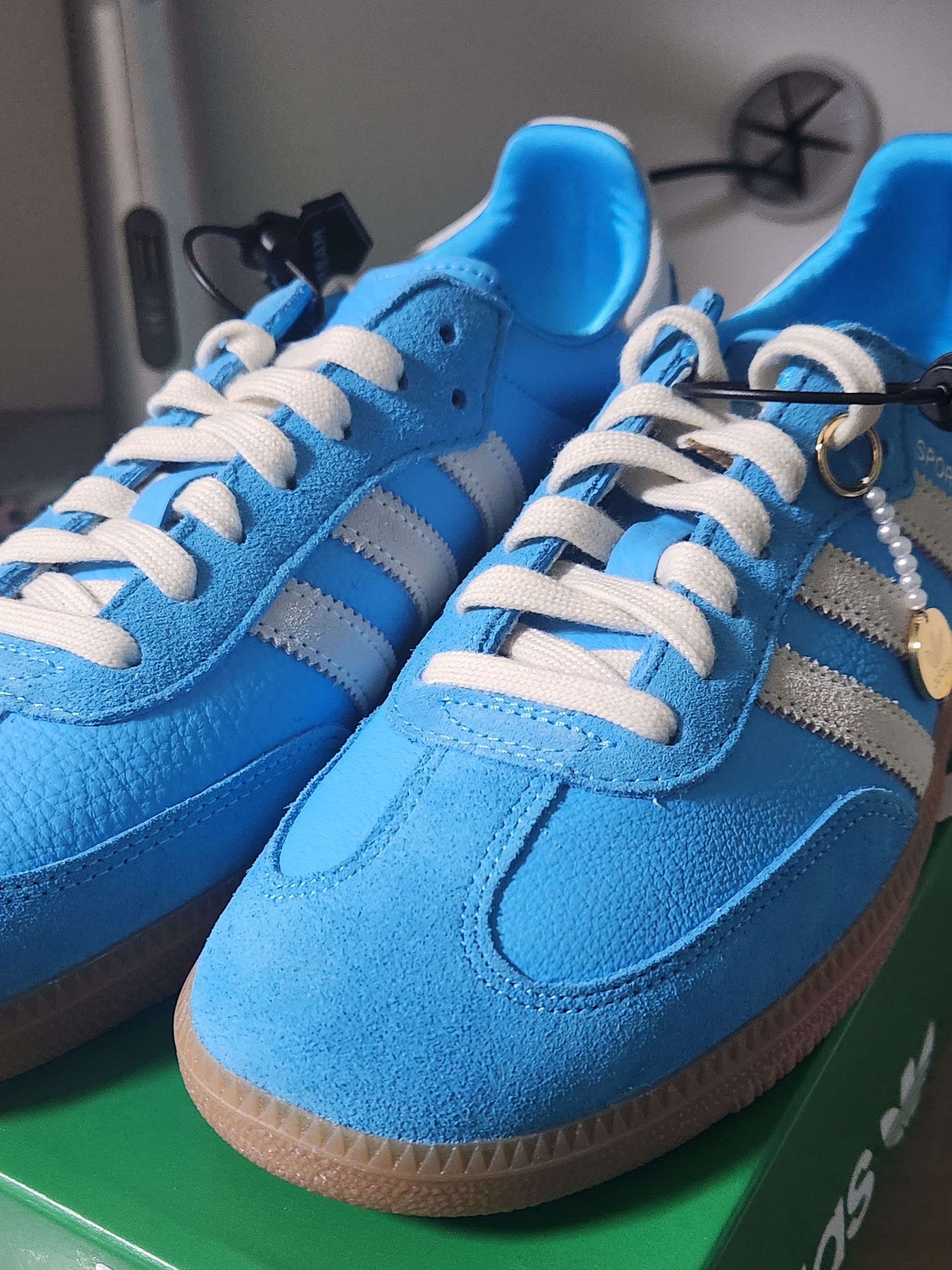 Adidas x Sporty & Rich Samba Blue Rush Cream White 착용 스타일 - 3