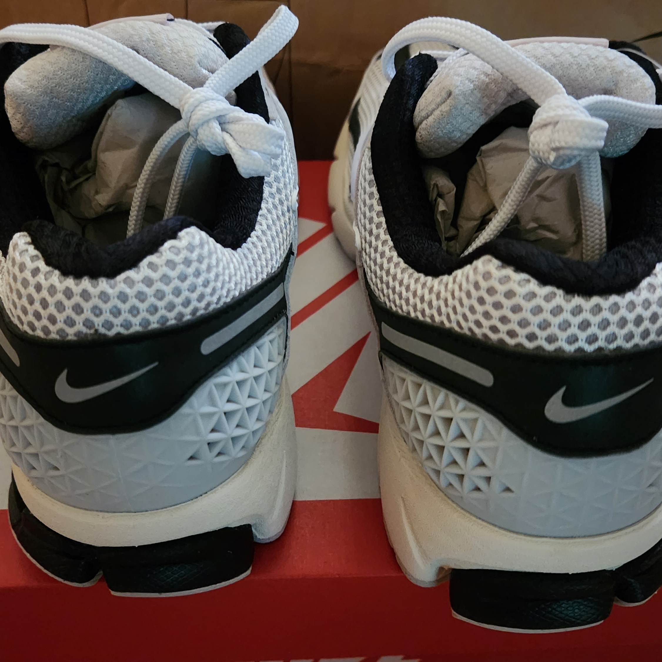 Nike Zoom Vomero 5 Light Bone and Black 착용 스타일 - 3