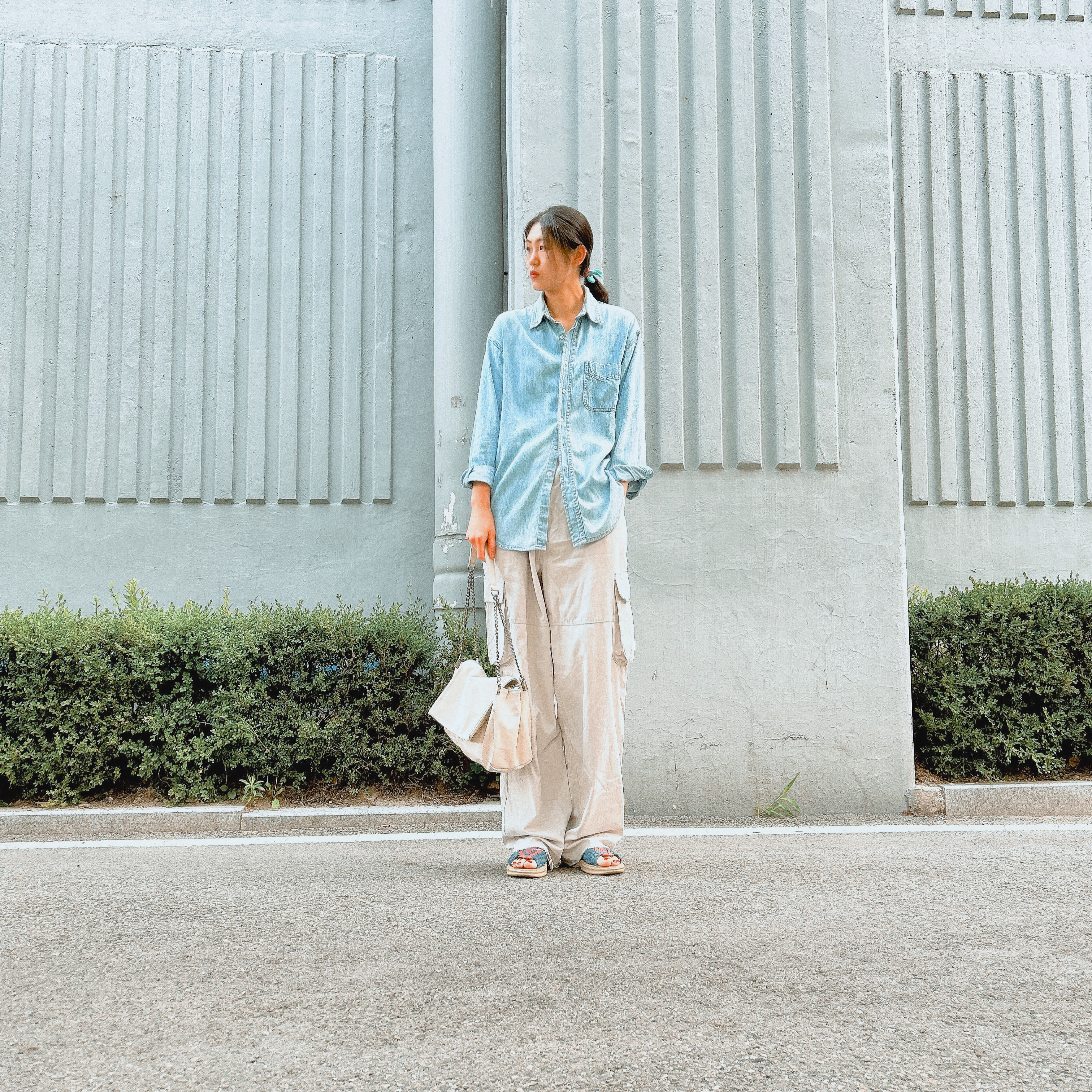 Zara Rock Flap Shoulder Bag Ecru 착용 스타일