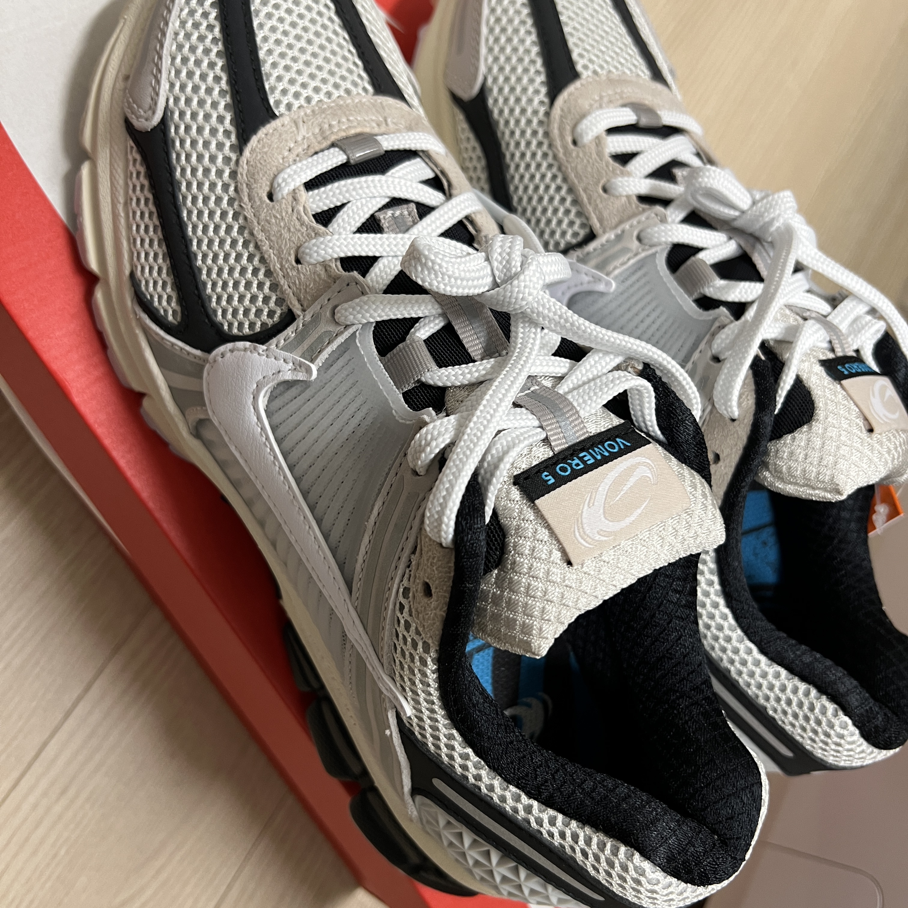 Nike Zoom Vomero 5 Light Bone and Black 착용 스타일 - 2