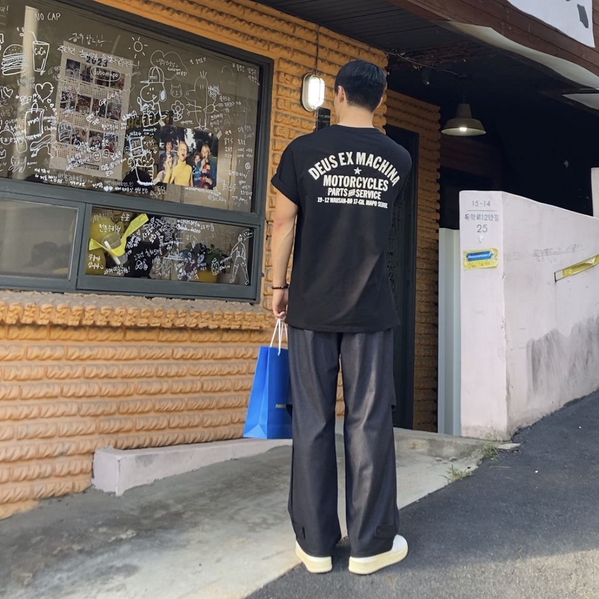 Autry Medalist Low Leather Sneakers White, Deus Ex Machina Seoul Address T-Shirt Black 착용 스타일