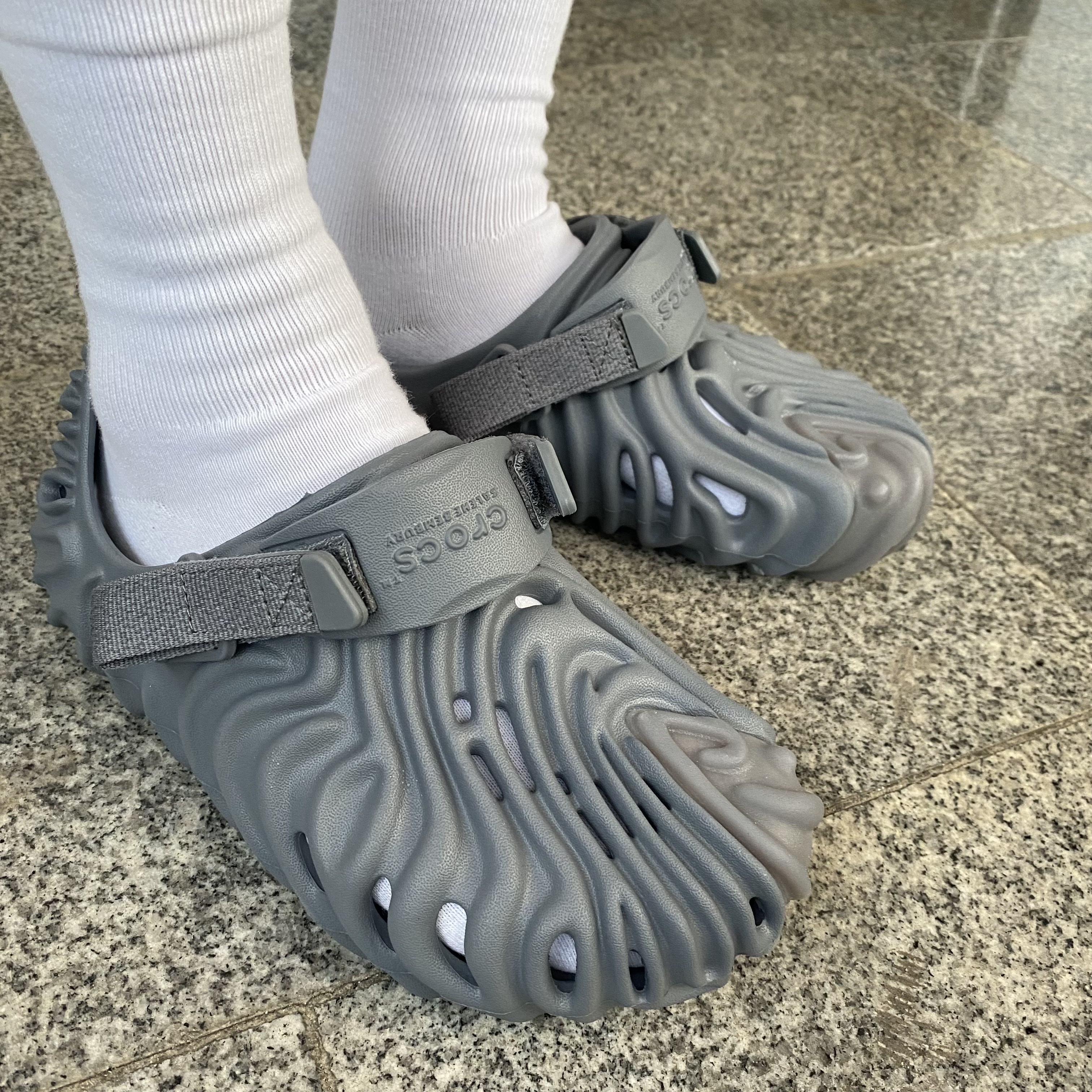 Crocs x Salehe Bembury Pollex Clog Niagara 착용 스타일