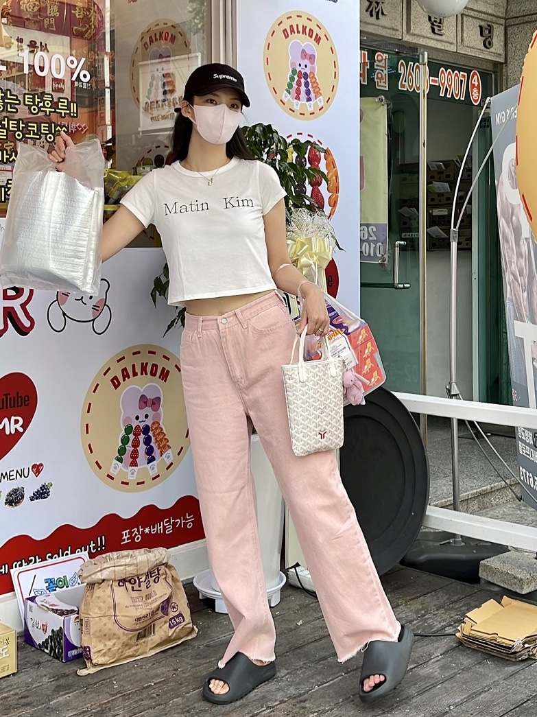 Adidas Yeezy Slide Onyx, Goyard Poitiers Claire-Voie Bag Powder Pink 착용 스타일 - 4
