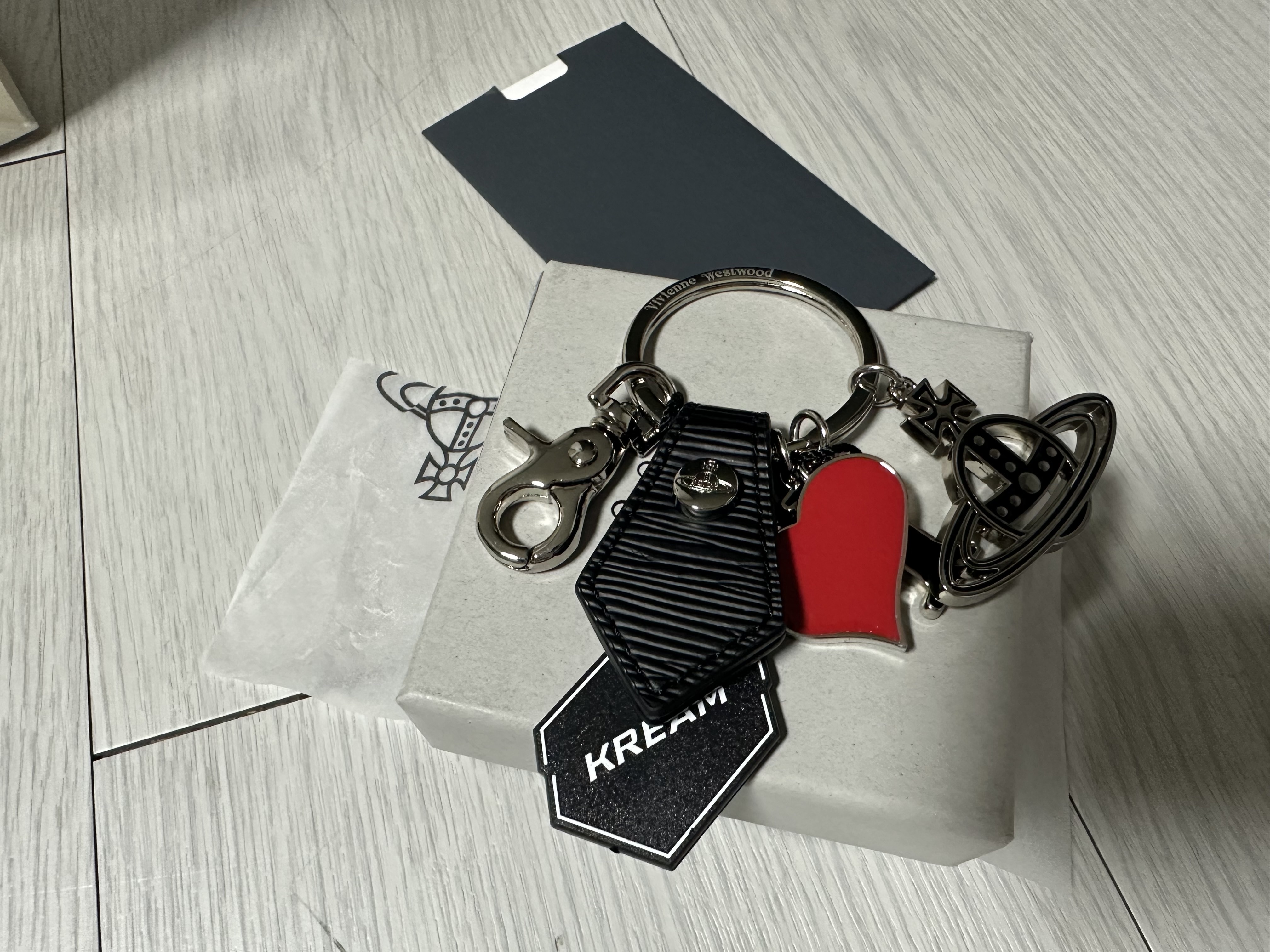 Vivienne Westwood Saffiano Biogreen I Love Orb Keyring Black 착용 스타일